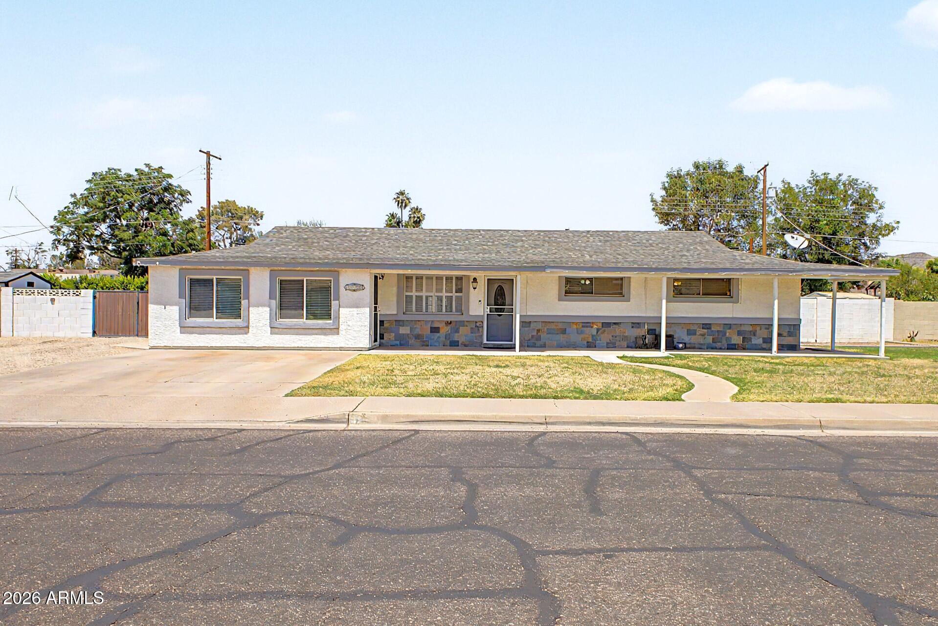 1522 W LAWRENCE Lane