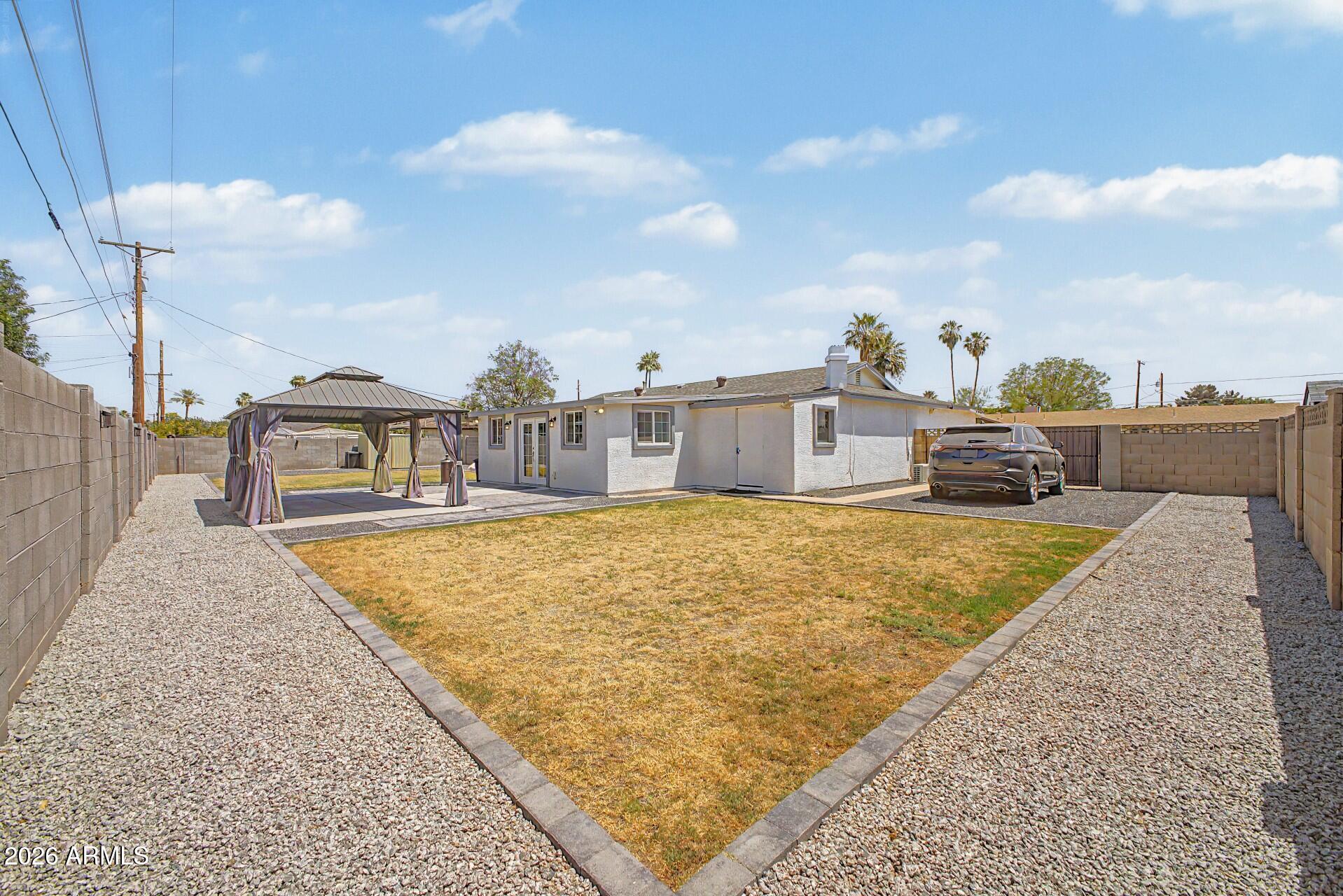 1522 W LAWRENCE Lane