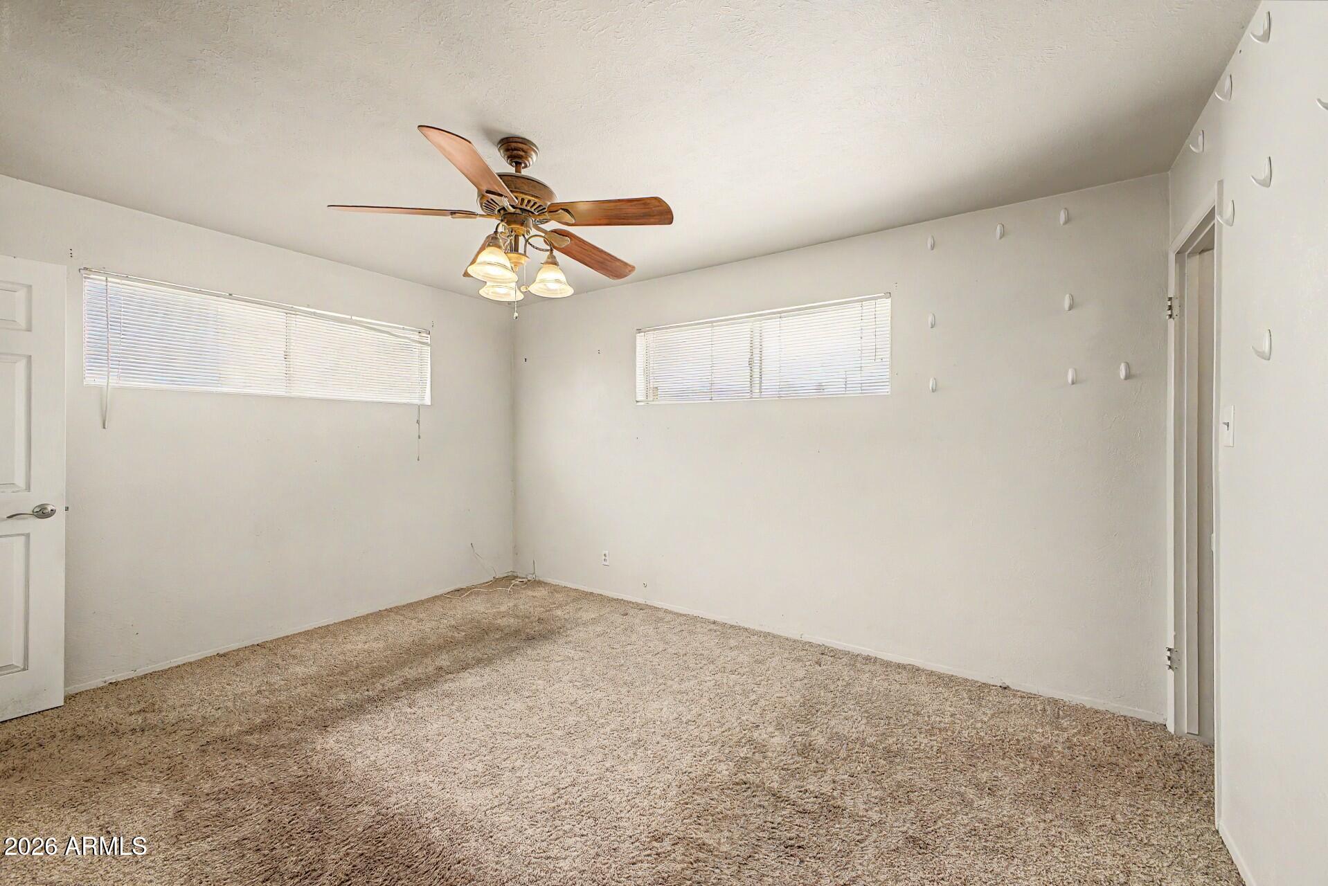 1522 W LAWRENCE Lane