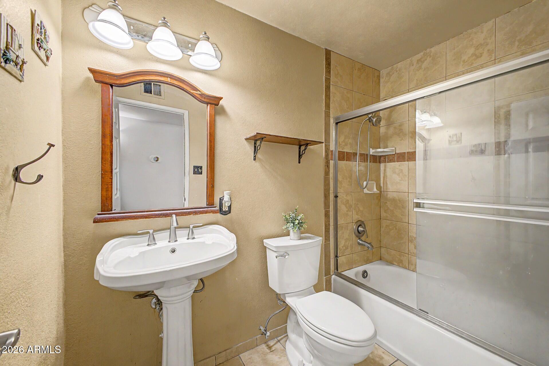 1522 W LAWRENCE Lane