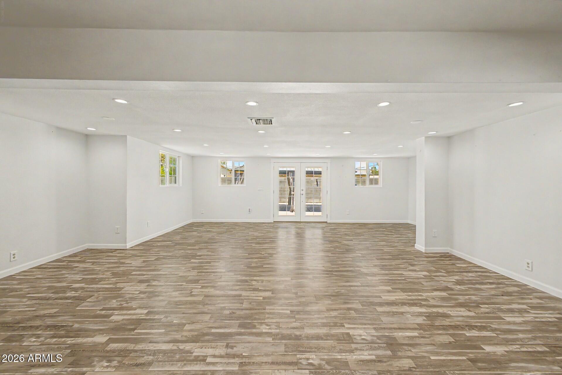 1522 W LAWRENCE Lane