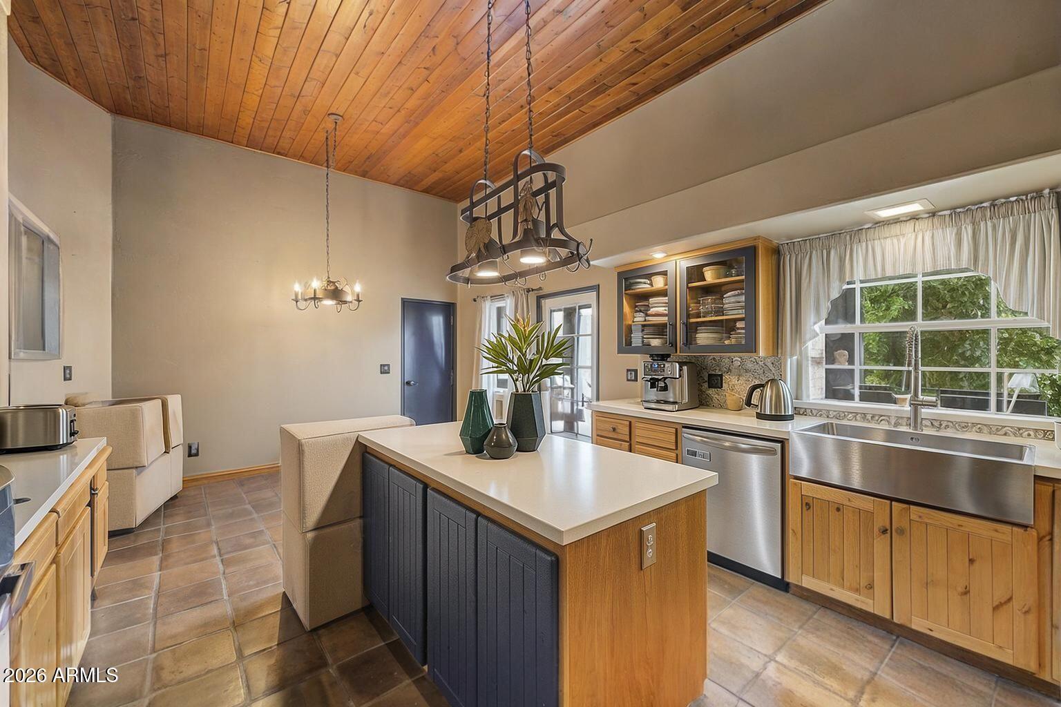 2027 E CIRCLE MOUNTAIN Road