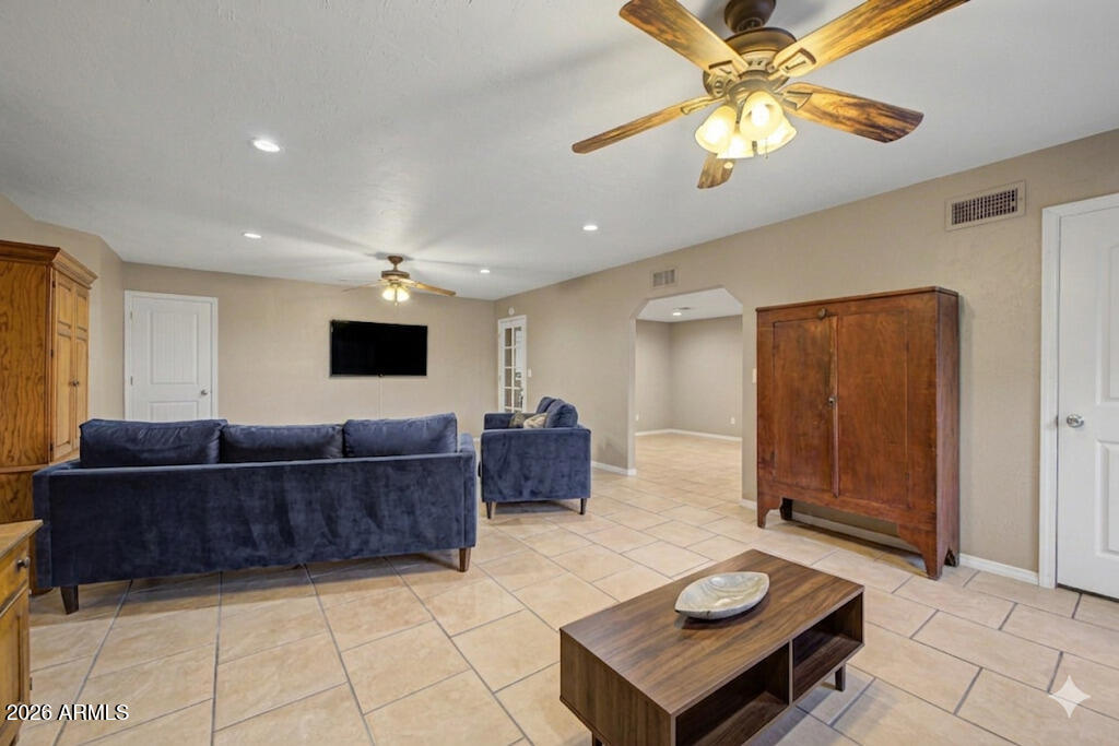 2027 E CIRCLE MOUNTAIN Road