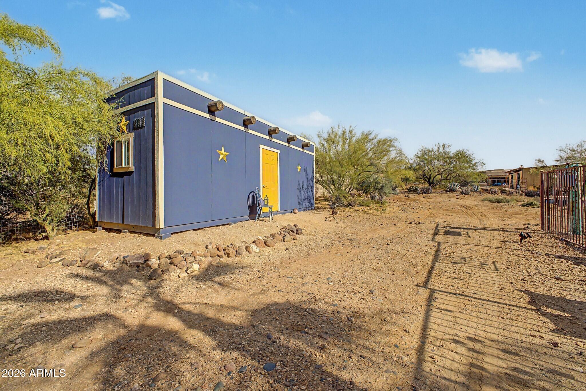 2027 E CIRCLE MOUNTAIN Road