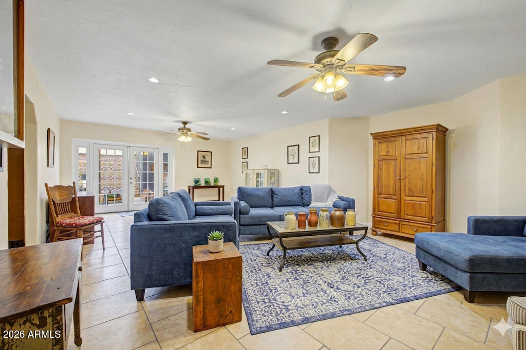 2027 E CIRCLE MOUNTAIN Road