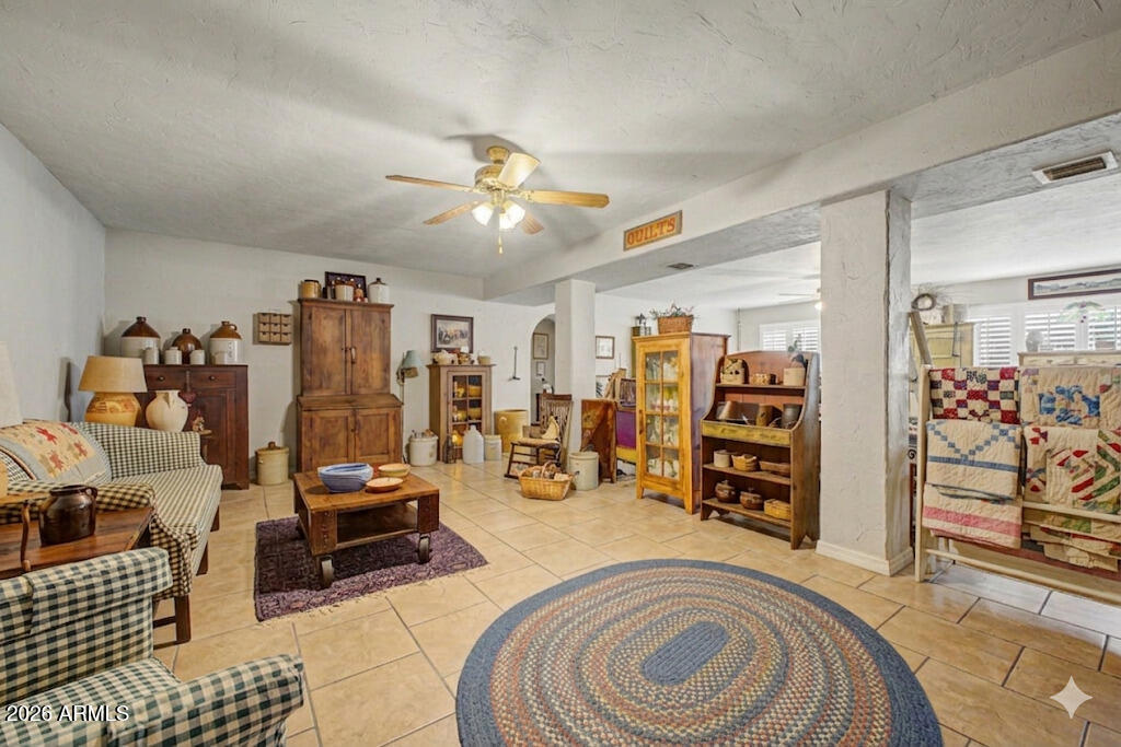 2027 E CIRCLE MOUNTAIN Road