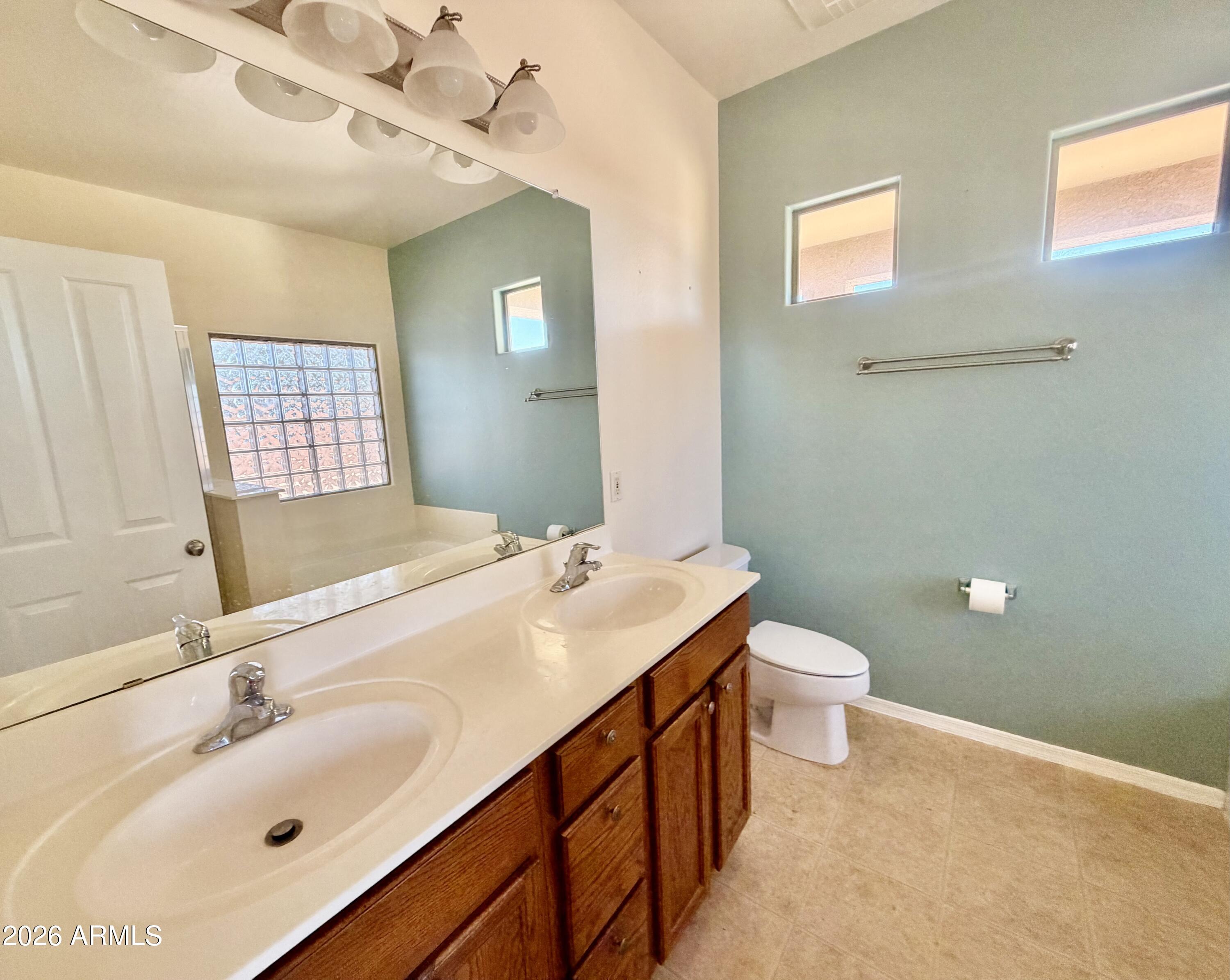 1377 E LINDA Drive