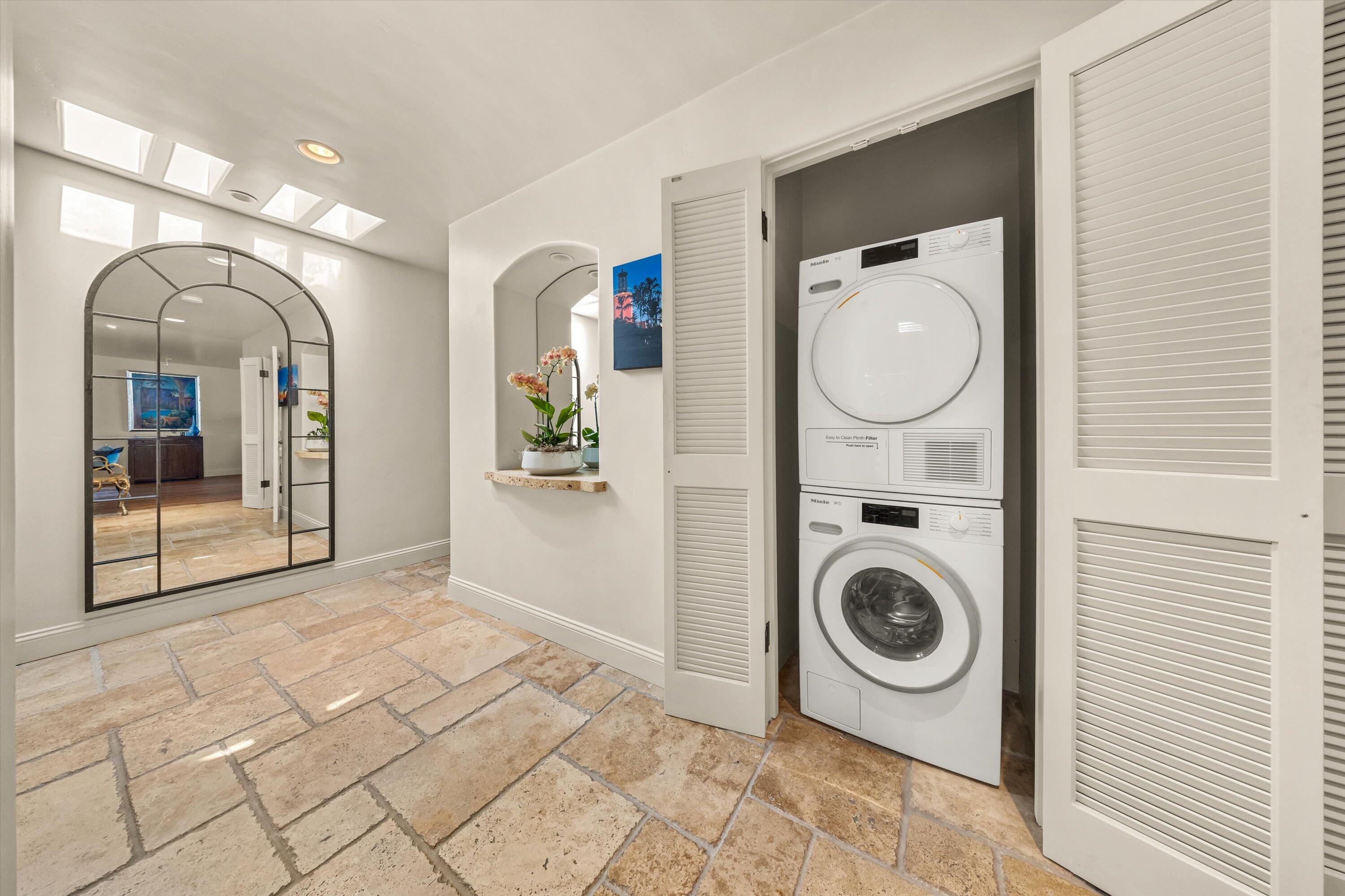 1220 Coast Village Road, 307