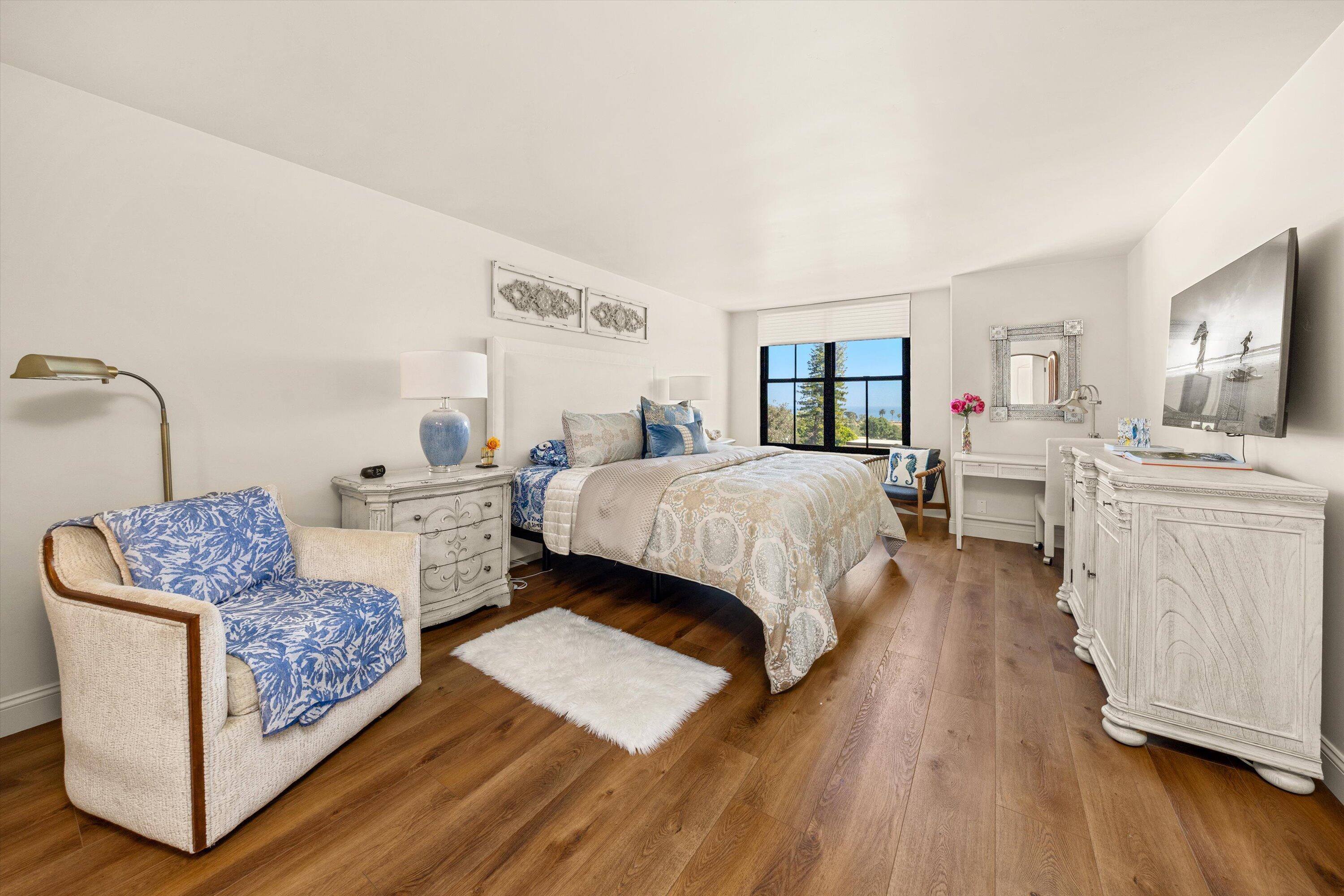 1220 Coast Village Road, 307