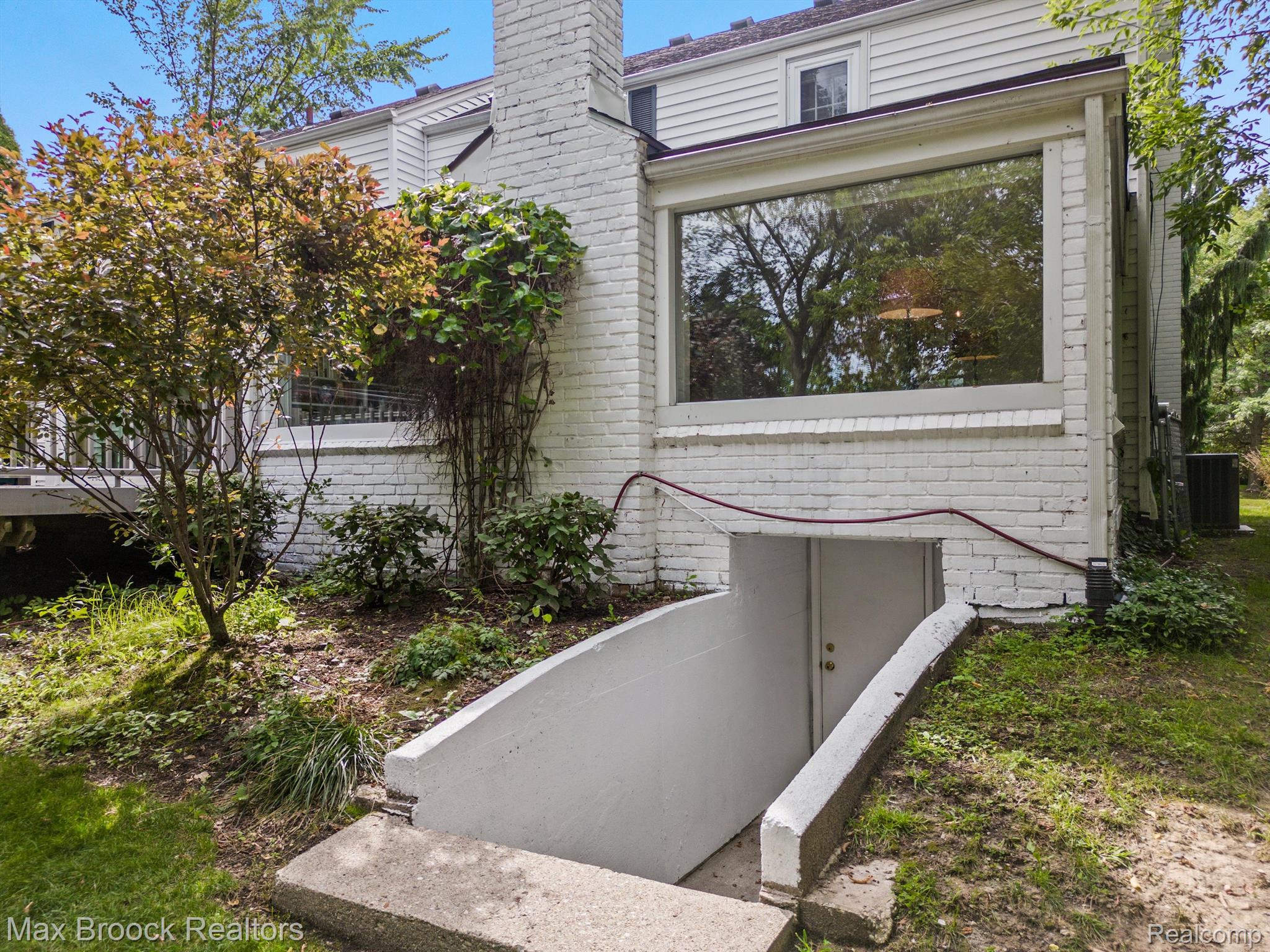 1010 W LINCOLN Street
