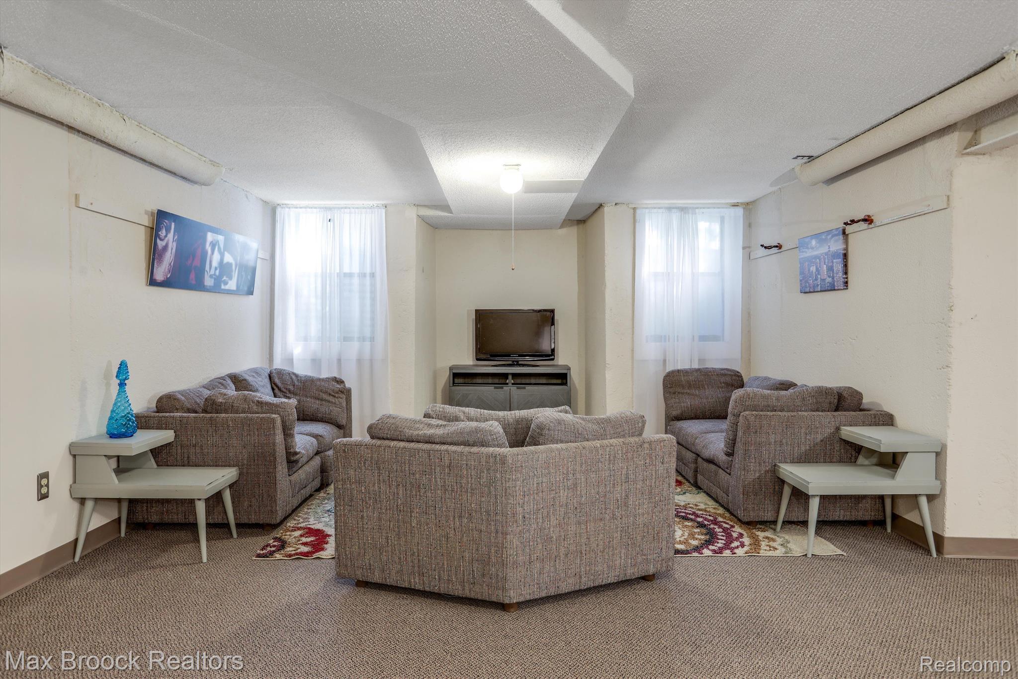 23935 GREENGLEN Court