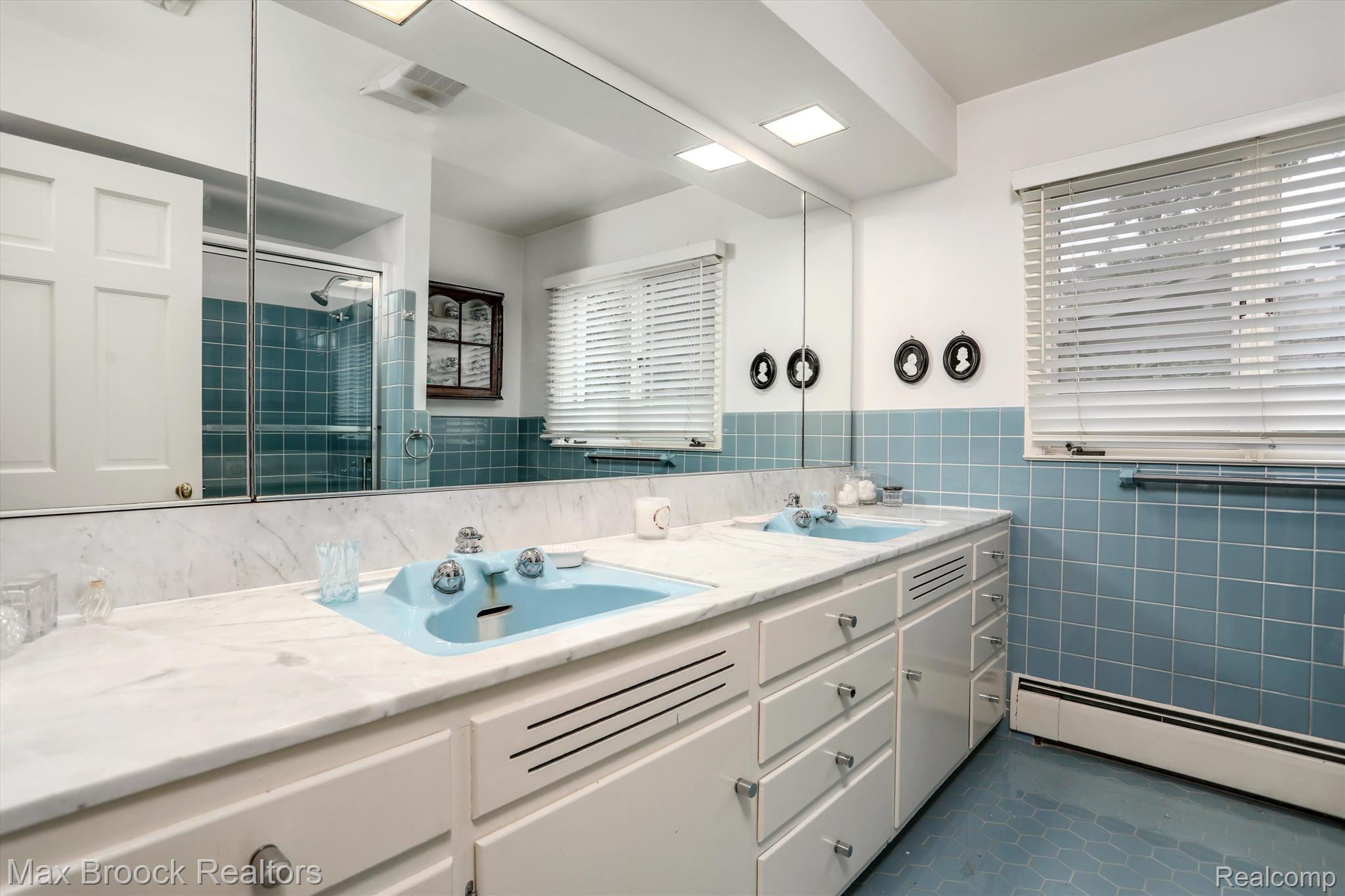 27490 LAKEHILLS Drive