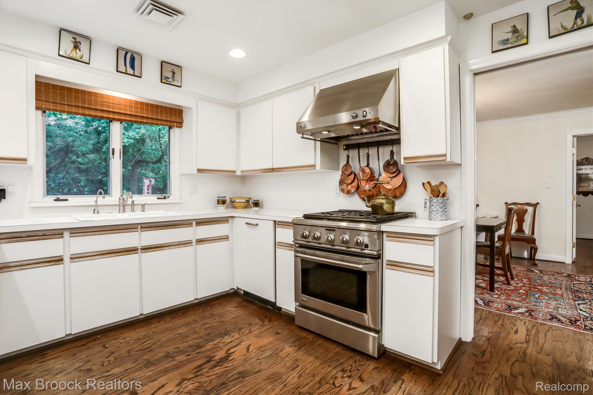 27490 LAKEHILLS Drive