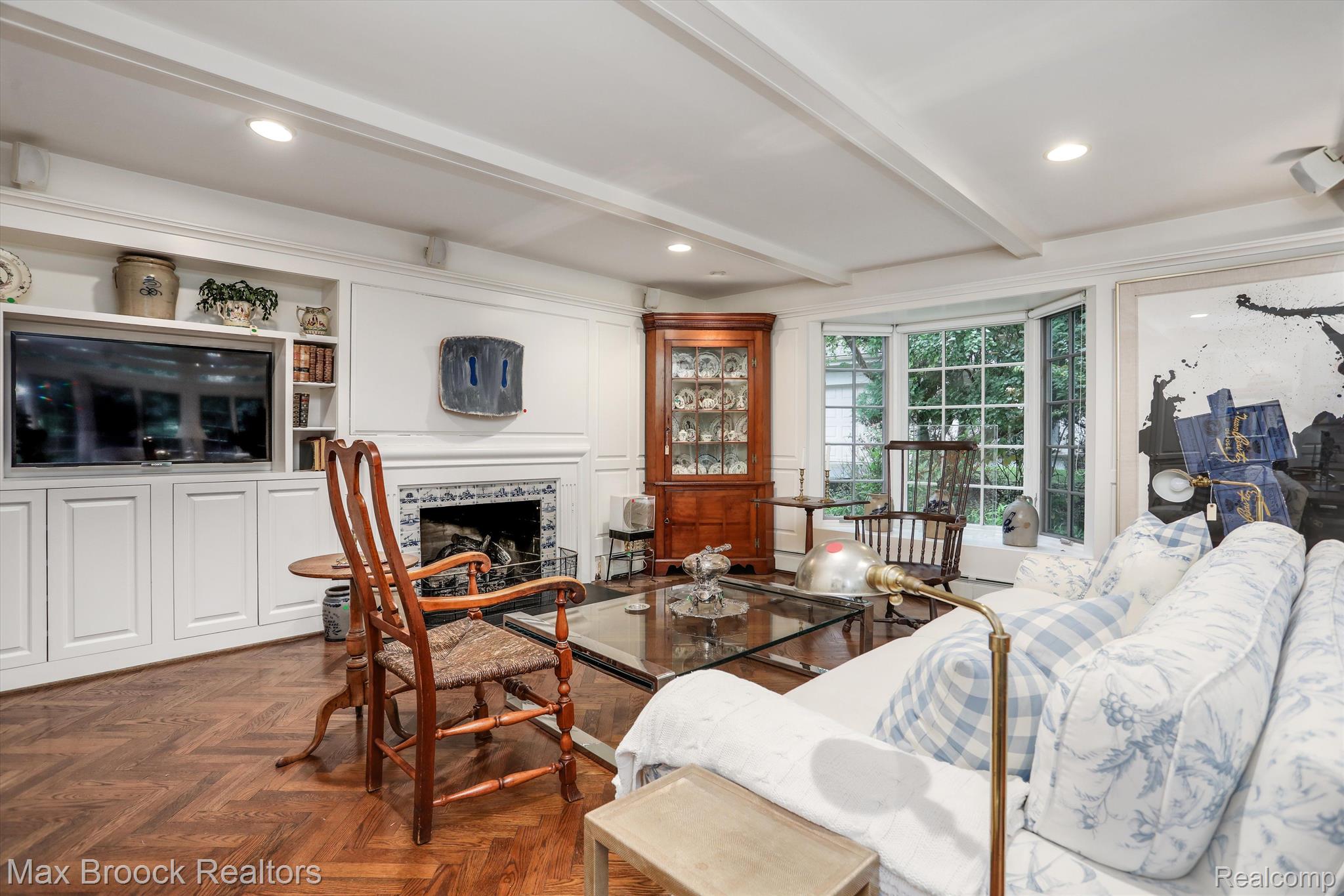 27490 LAKEHILLS Drive