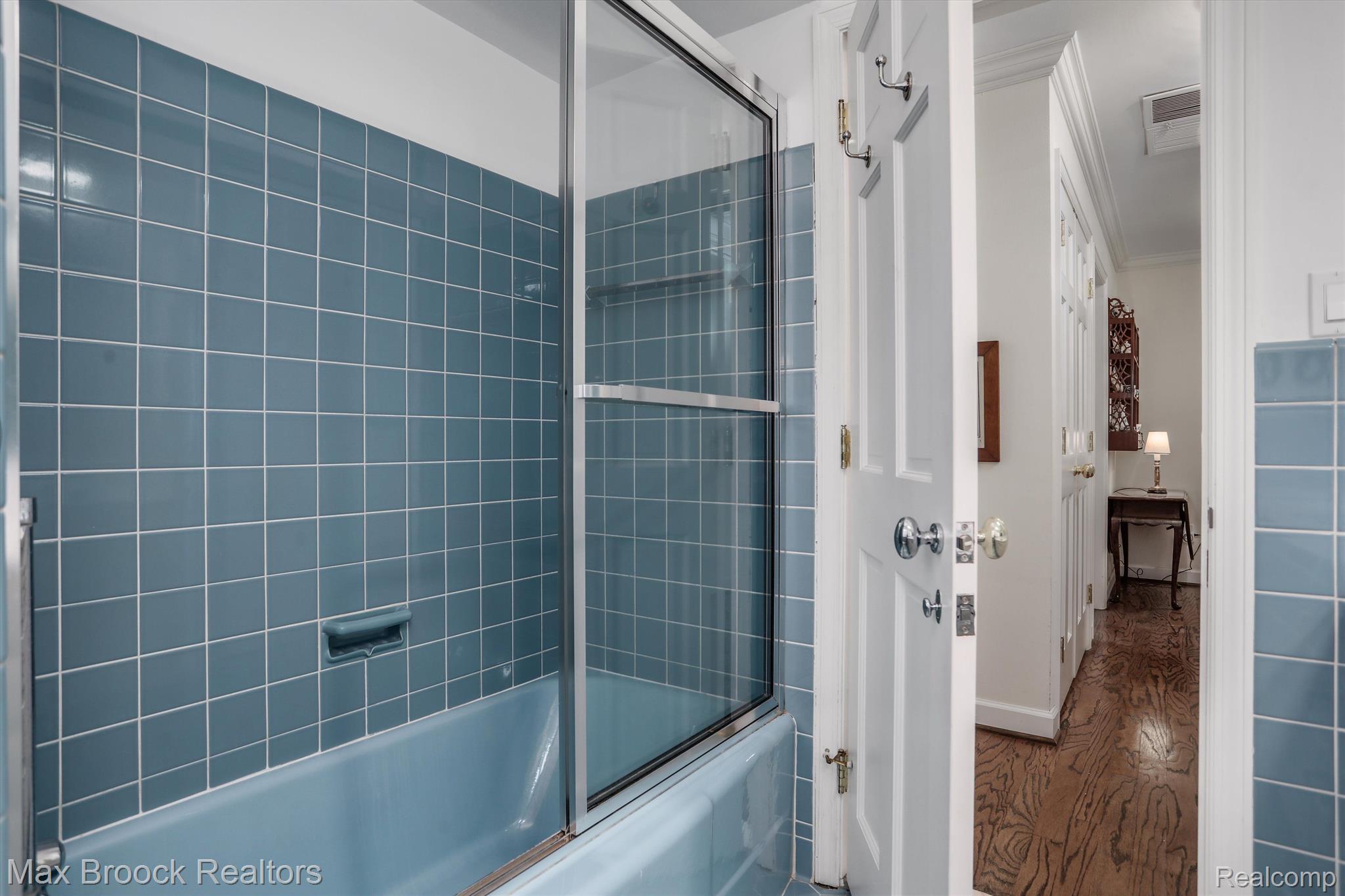 27490 LAKEHILLS Drive