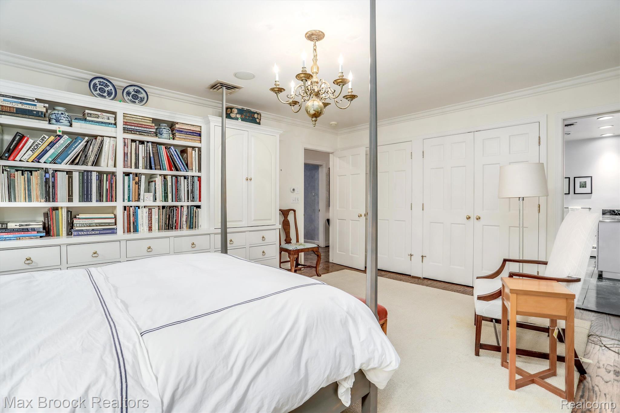 27490 LAKEHILLS Drive