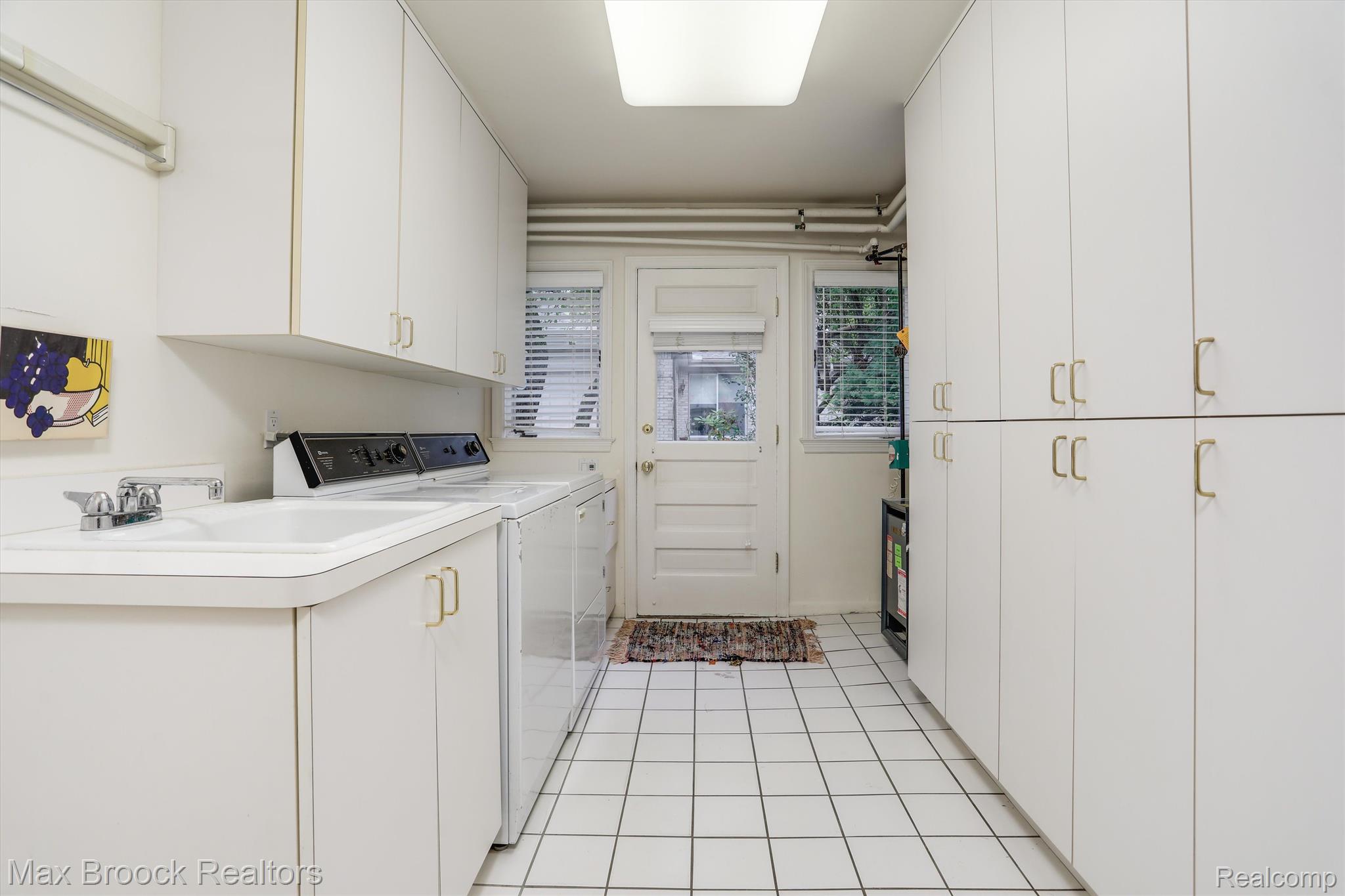 27490 LAKEHILLS Drive