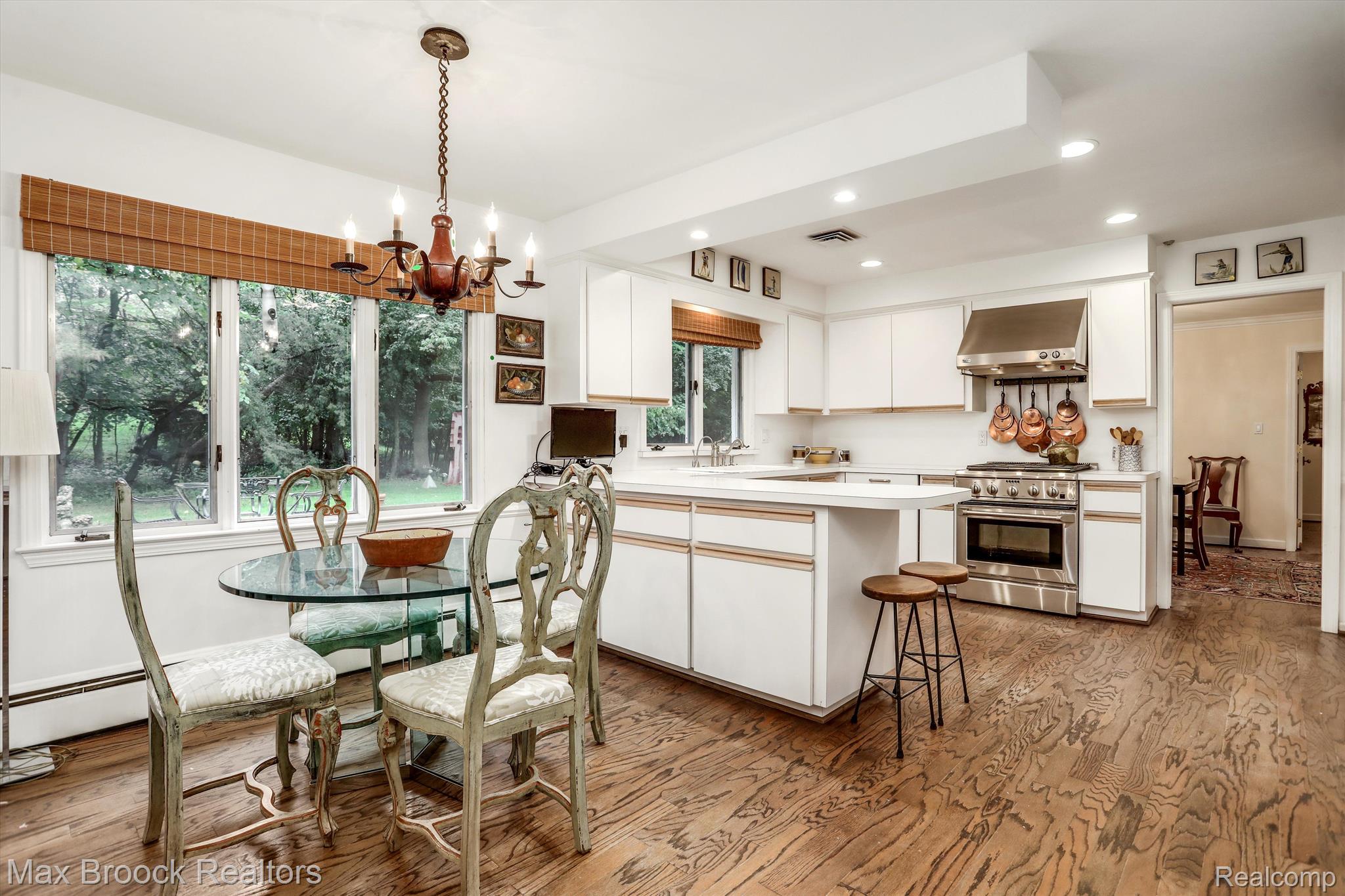 27490 LAKEHILLS Drive