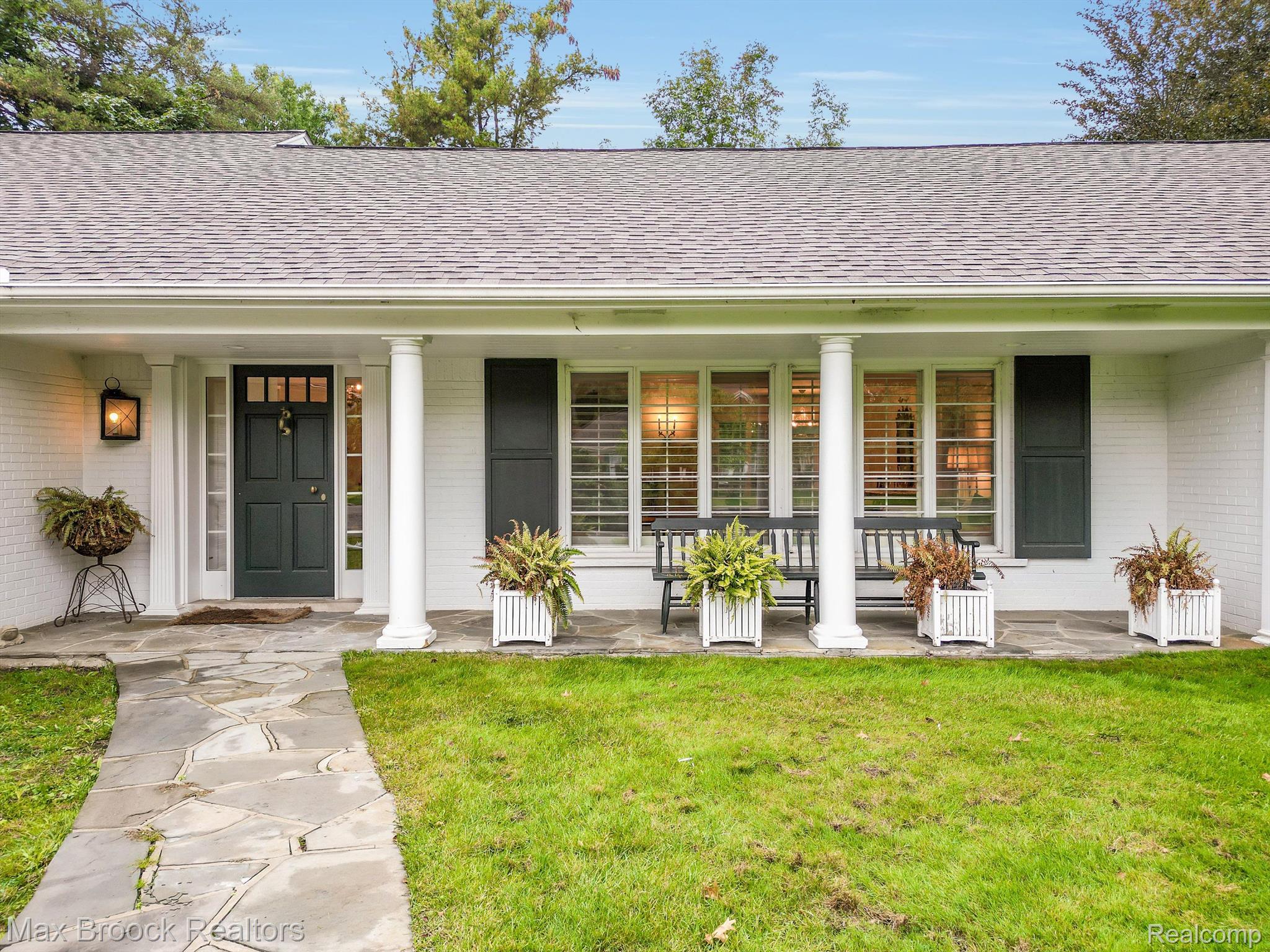 27490 LAKEHILLS Drive