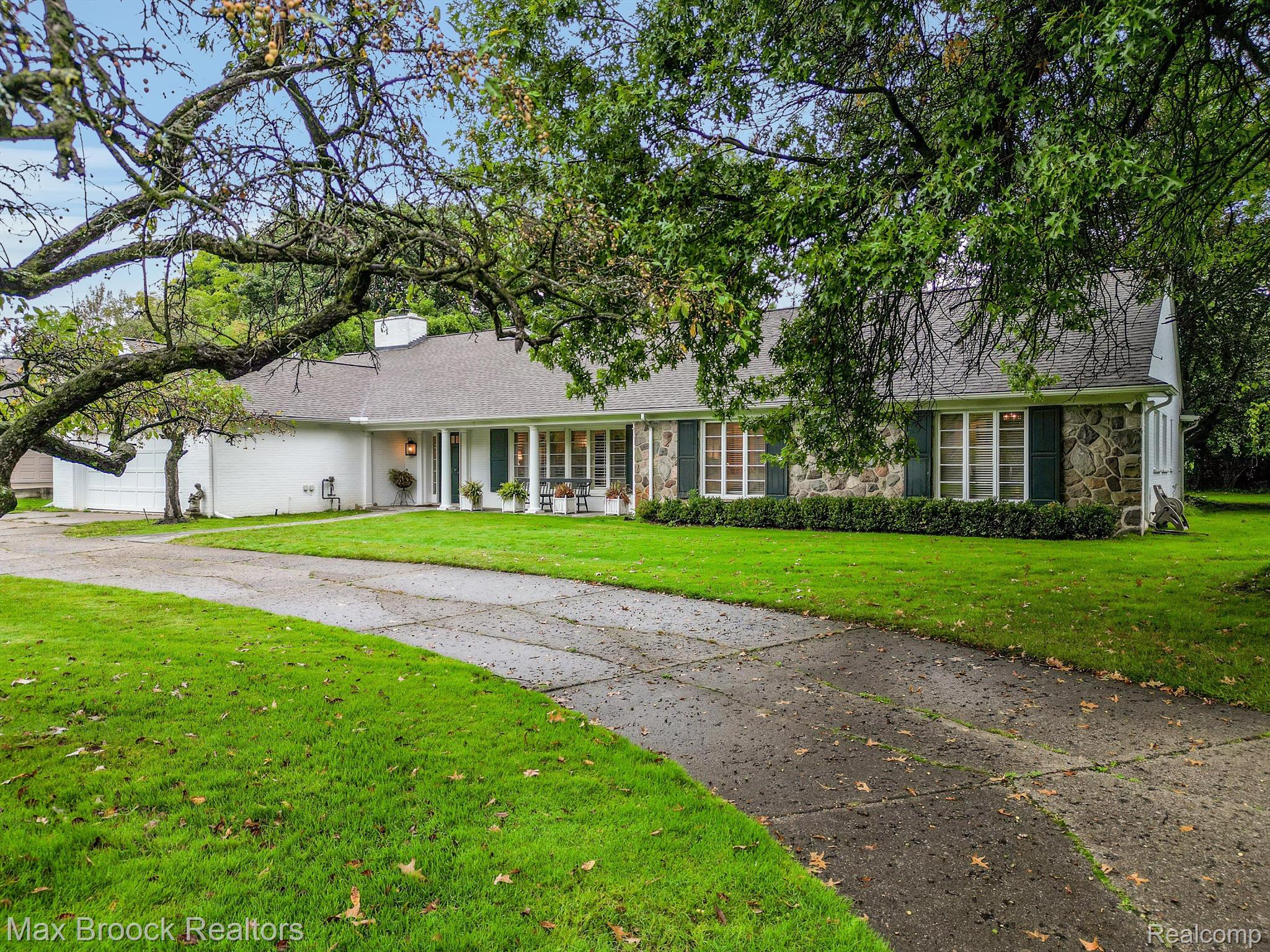 27490 LAKEHILLS Drive