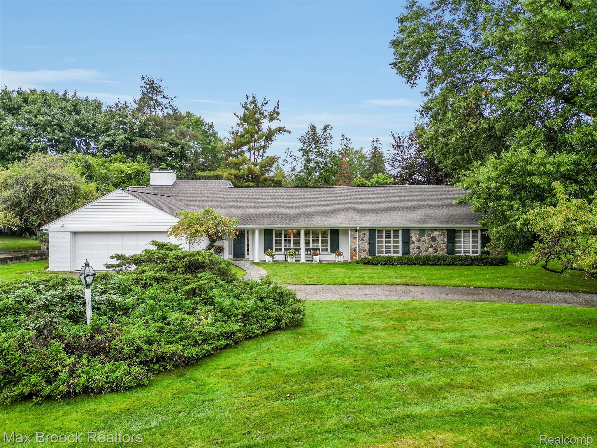 27490 LAKEHILLS Drive