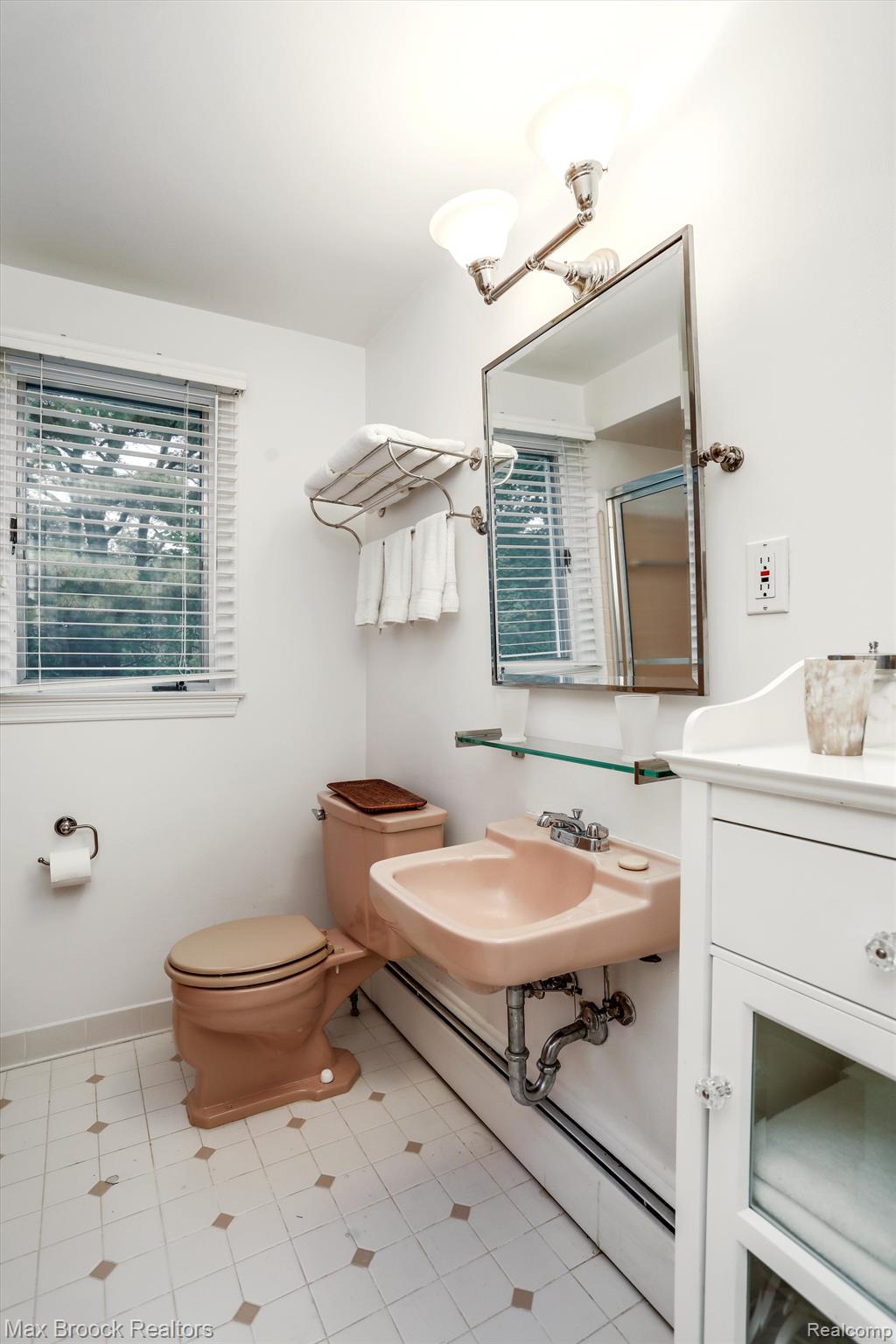 27490 LAKEHILLS Drive