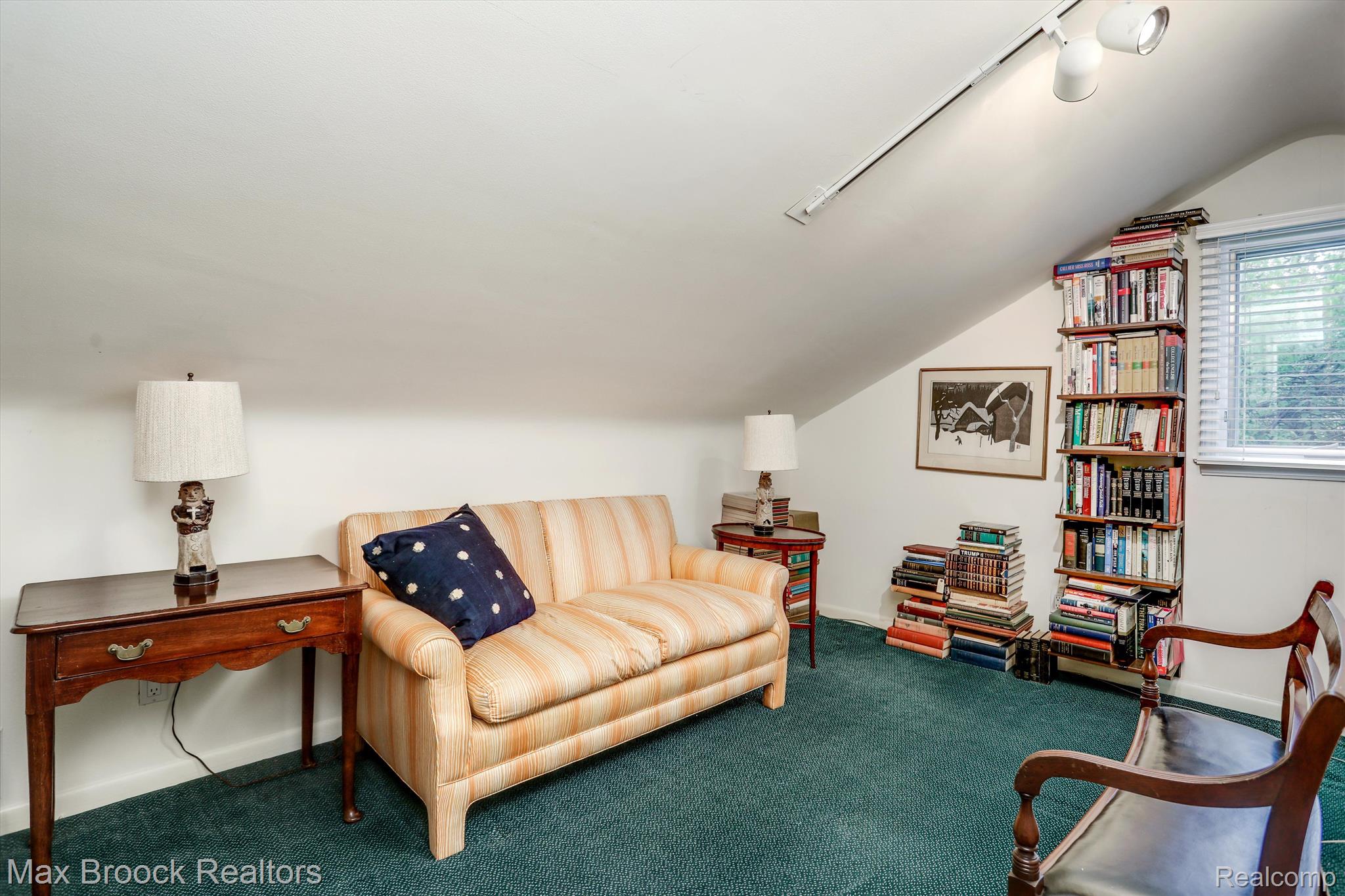 27490 LAKEHILLS Drive