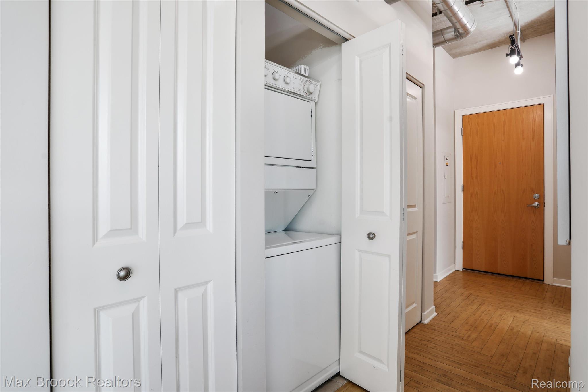 100 W 5TH Street Unit: 401
