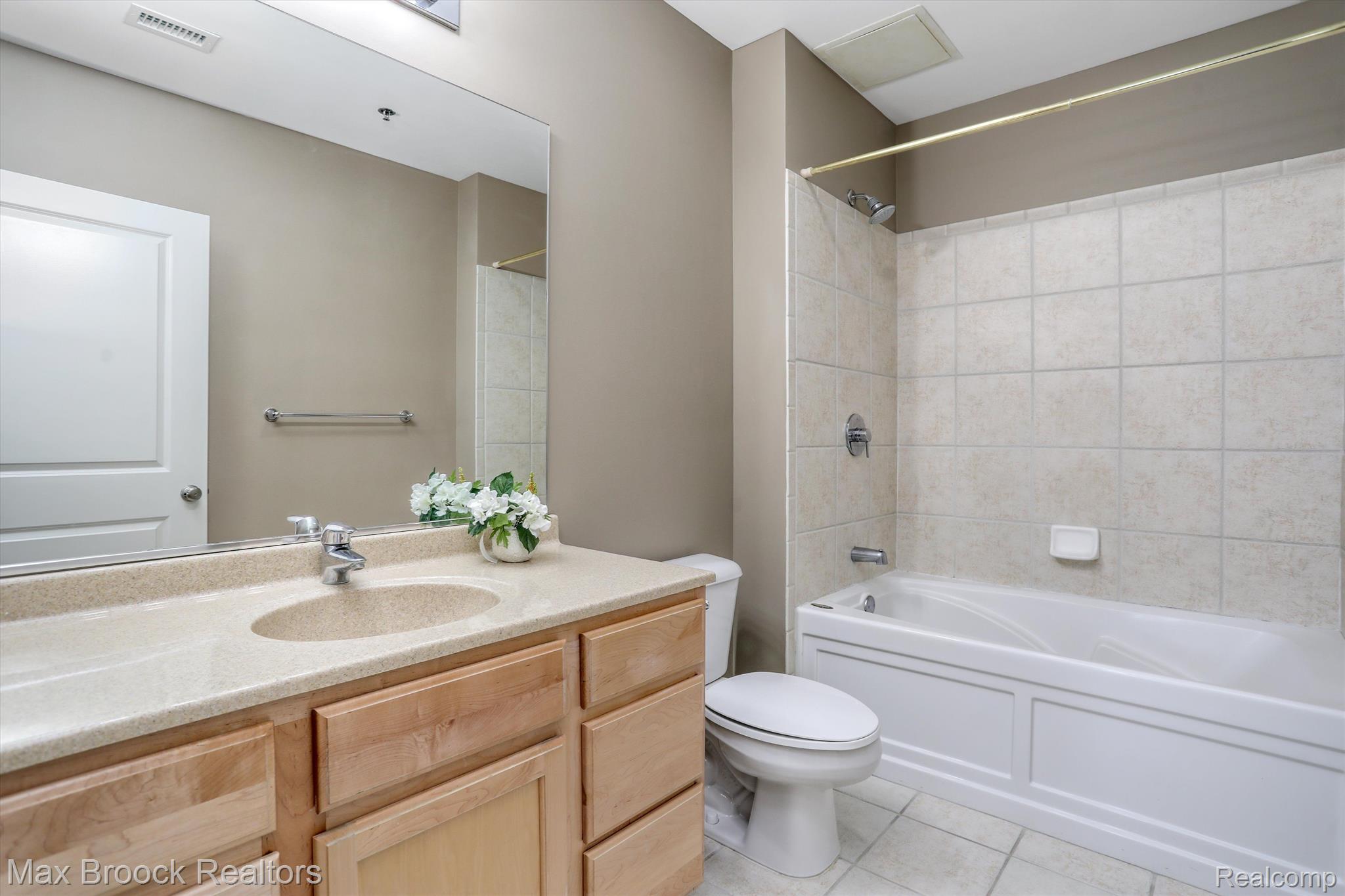 100 W 5TH Street Unit: 401