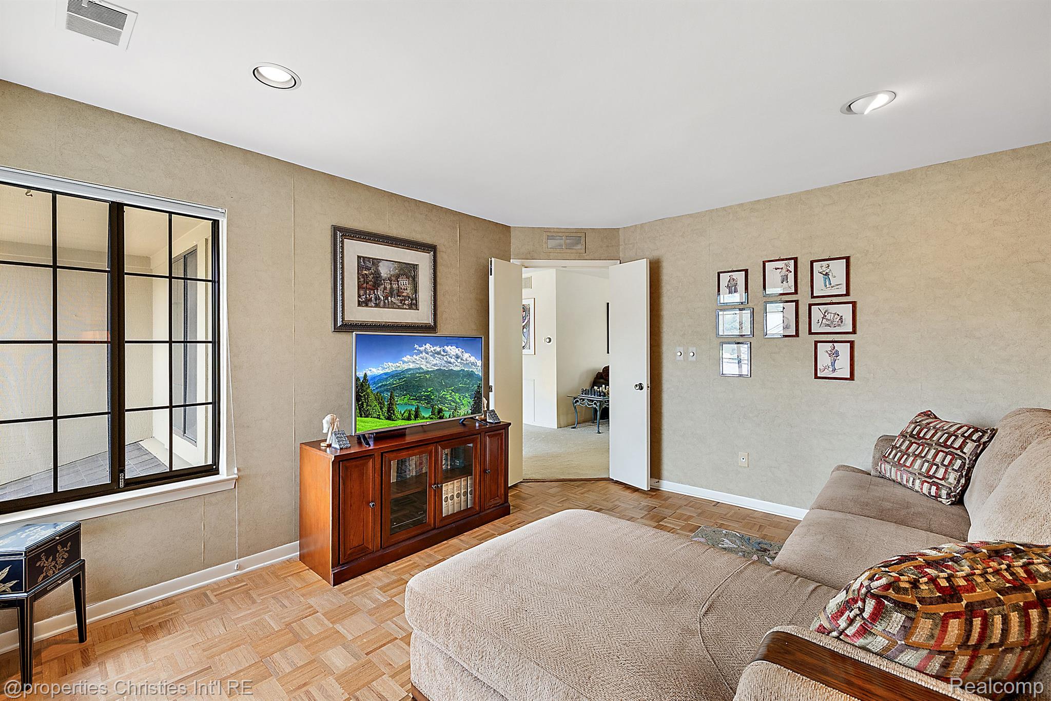 7460 PEBBLE Lane