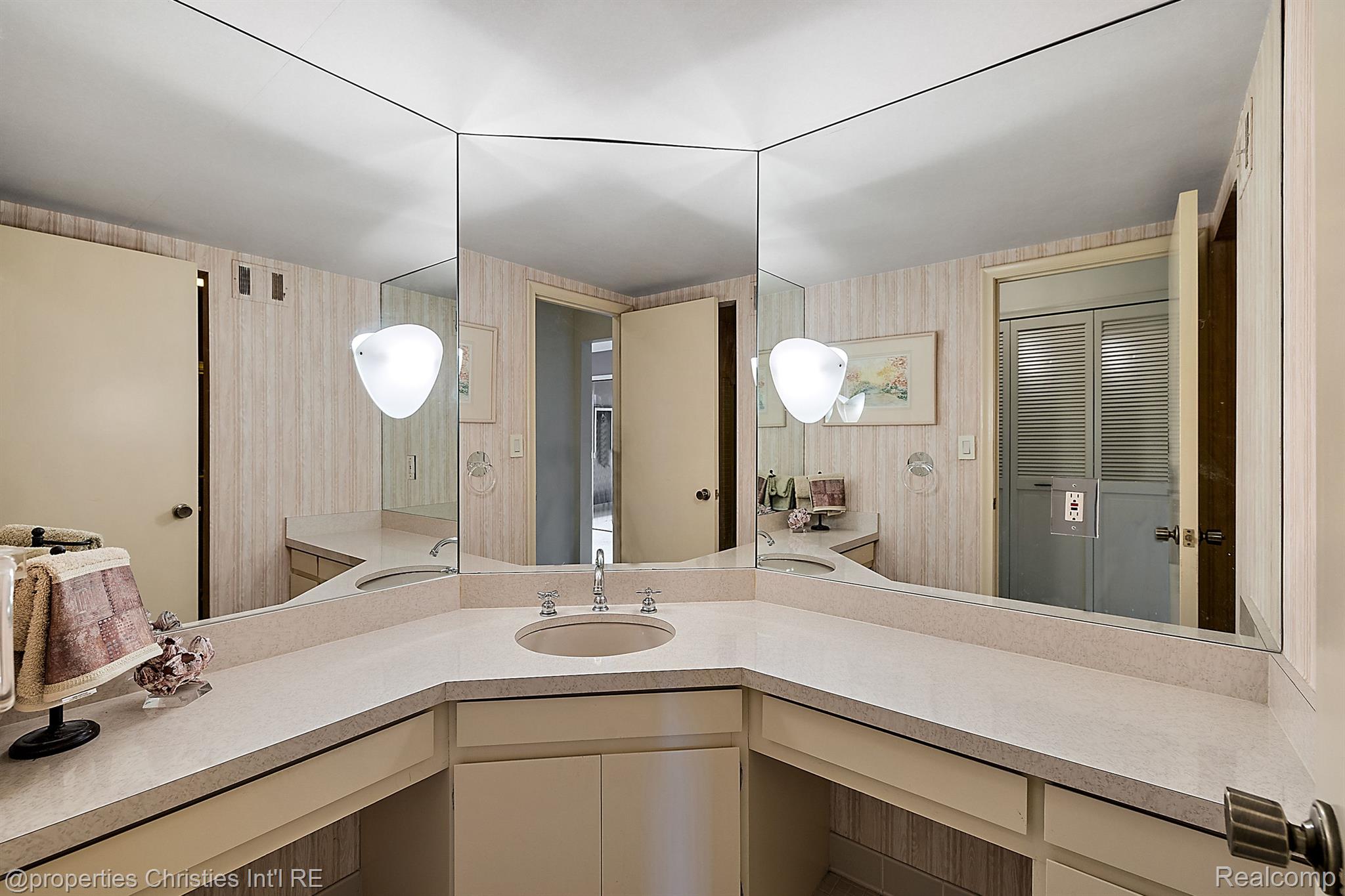 7460 PEBBLE Lane