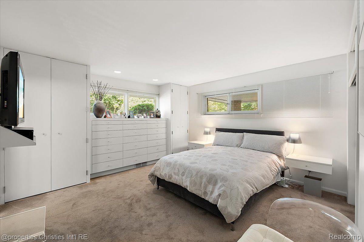25862 HERSHEYVALE Drive