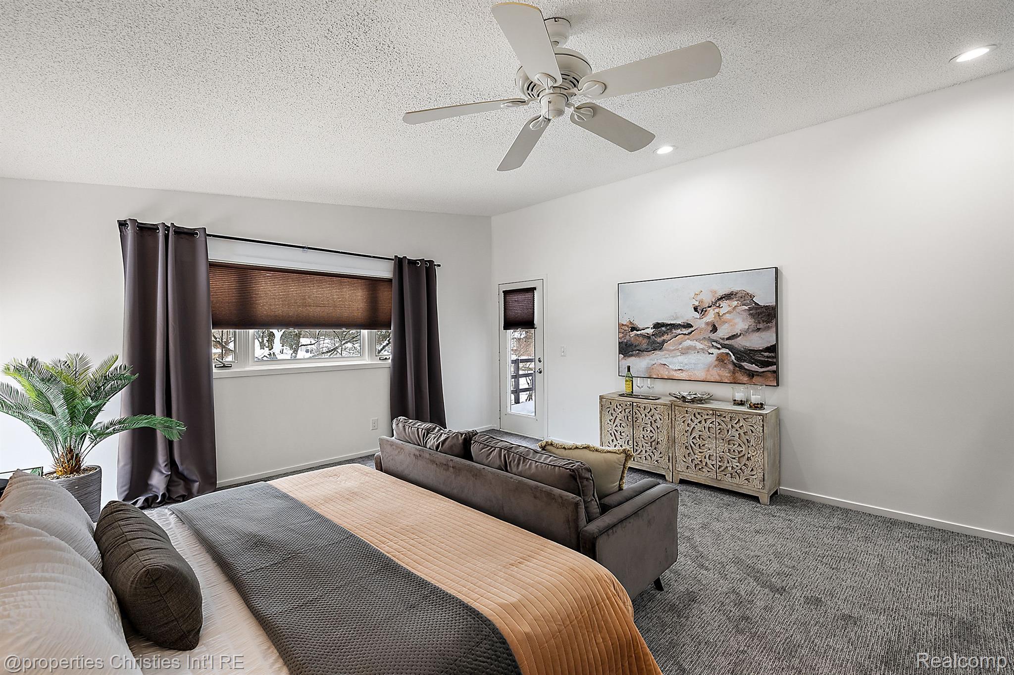 4560 WALDEN Drive