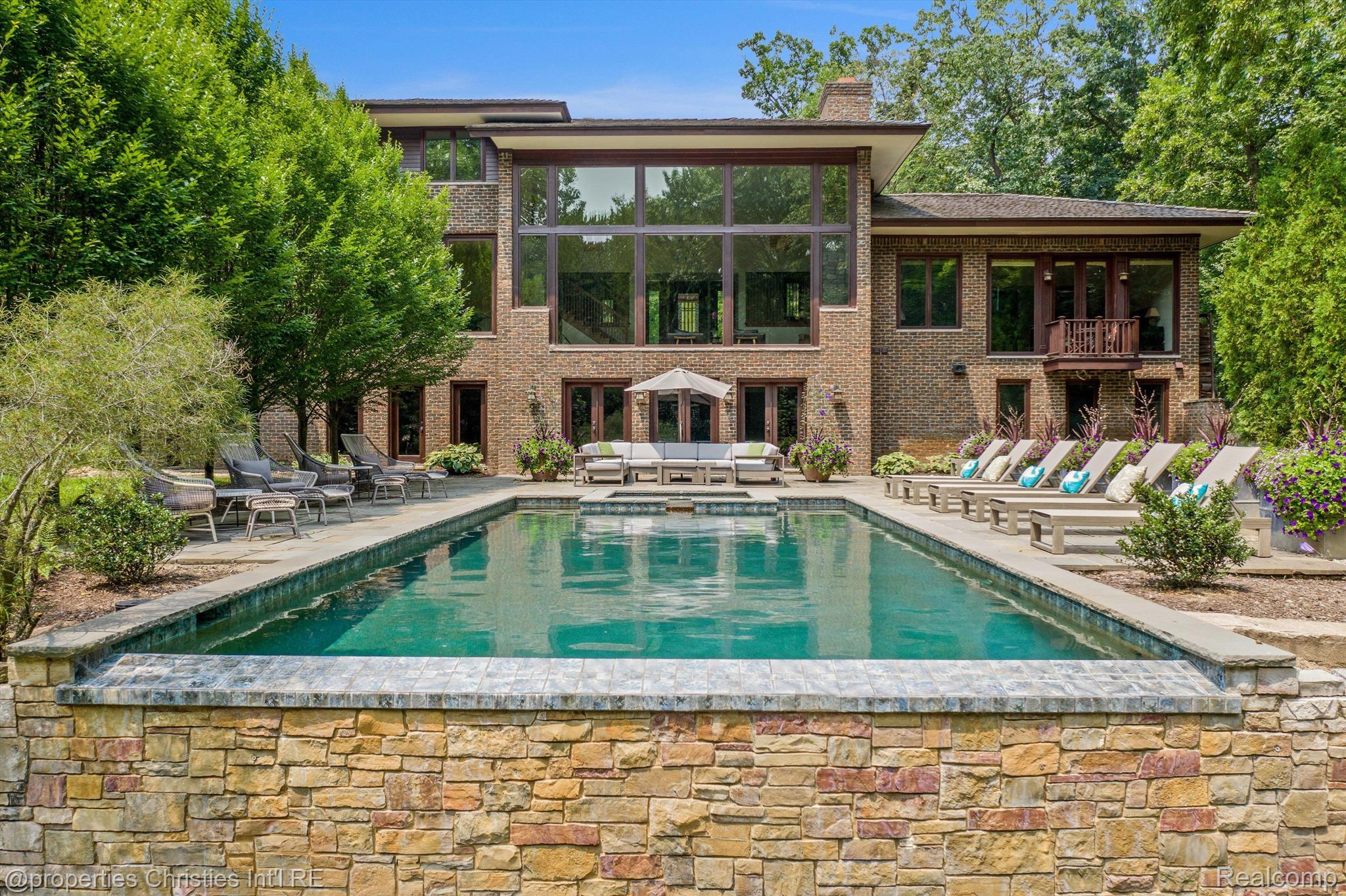 803 Canterbury Crescent
