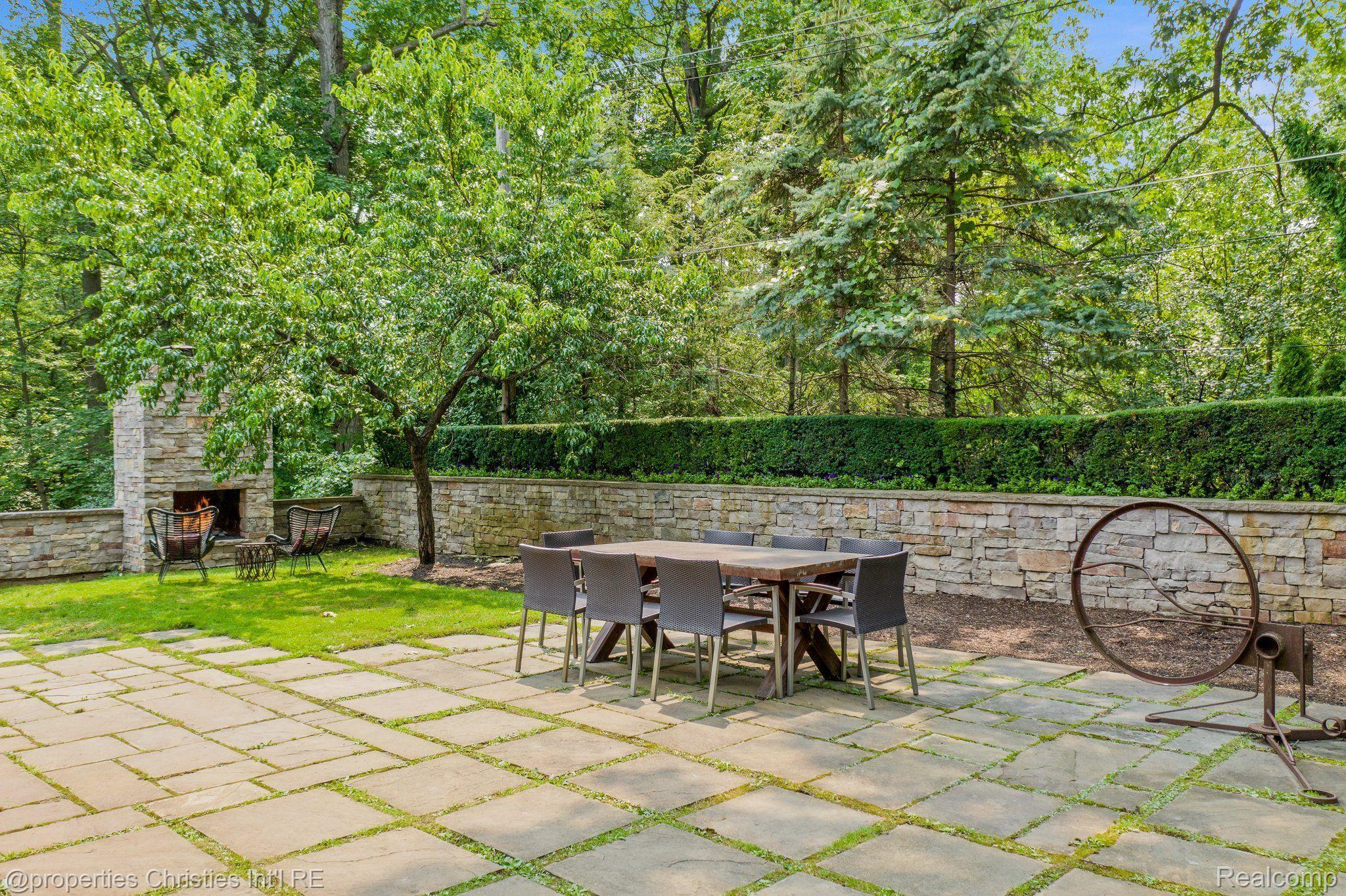 803 Canterbury Crescent