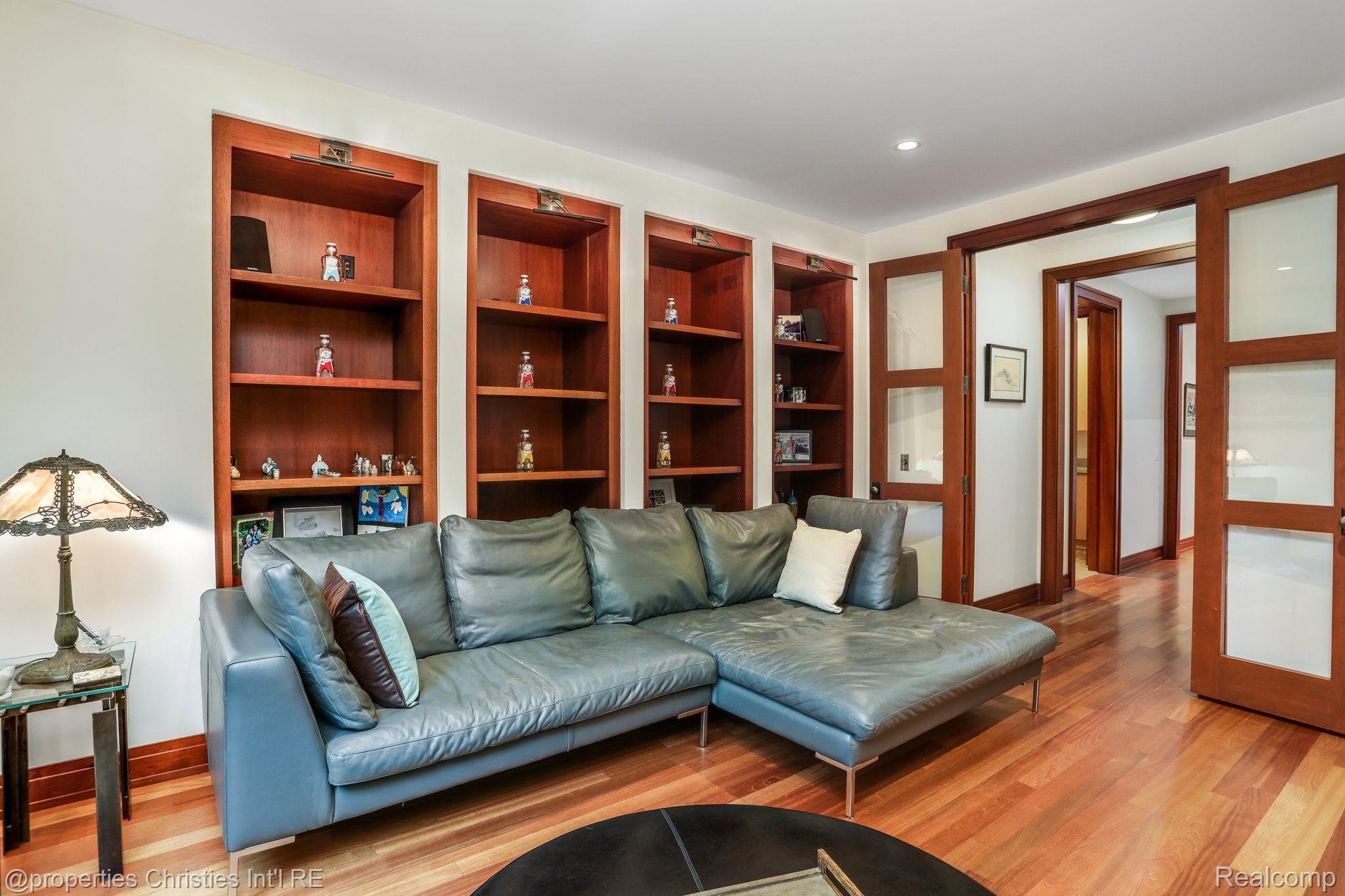803 Canterbury Crescent