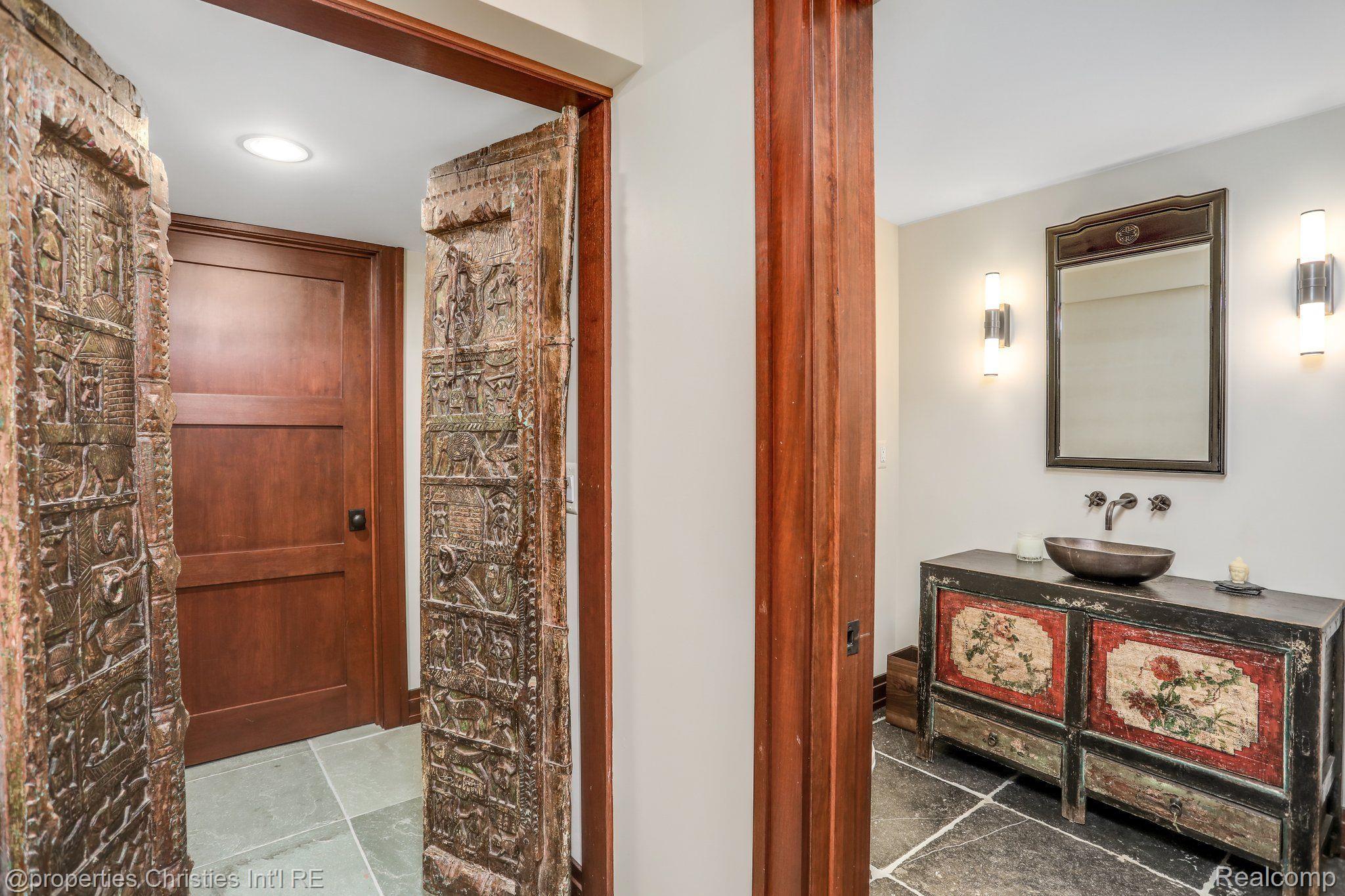 803 Canterbury Crescent