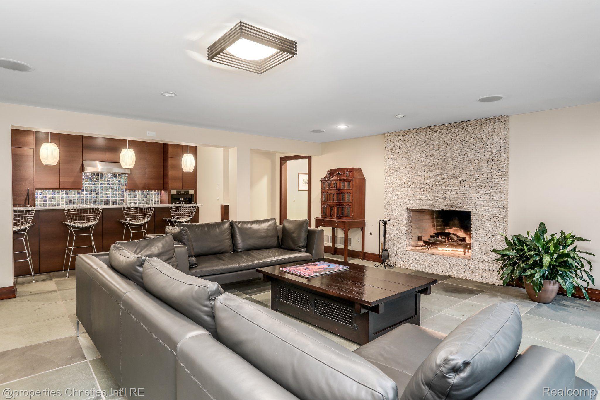 803 Canterbury Crescent