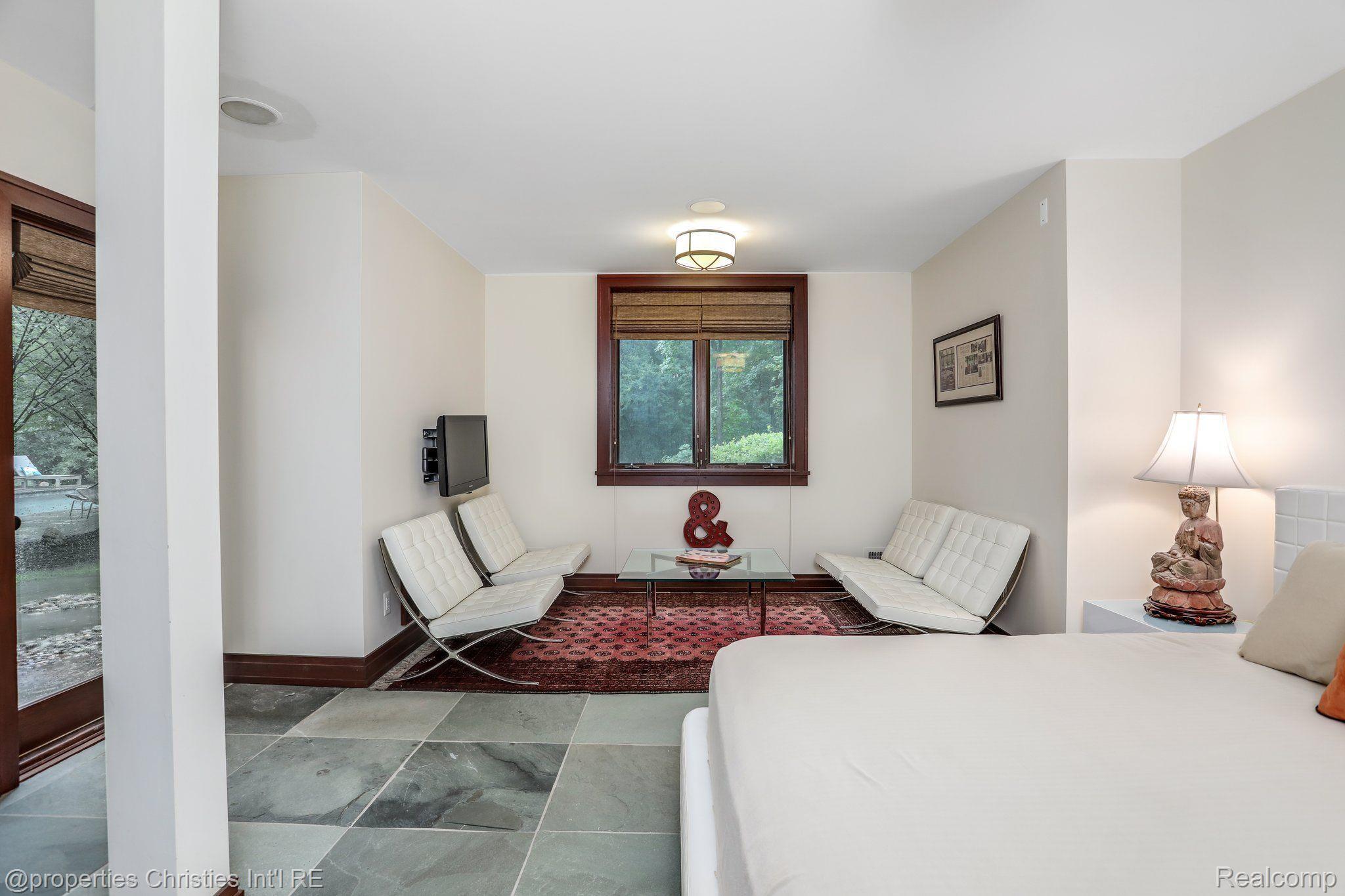 803 Canterbury Crescent