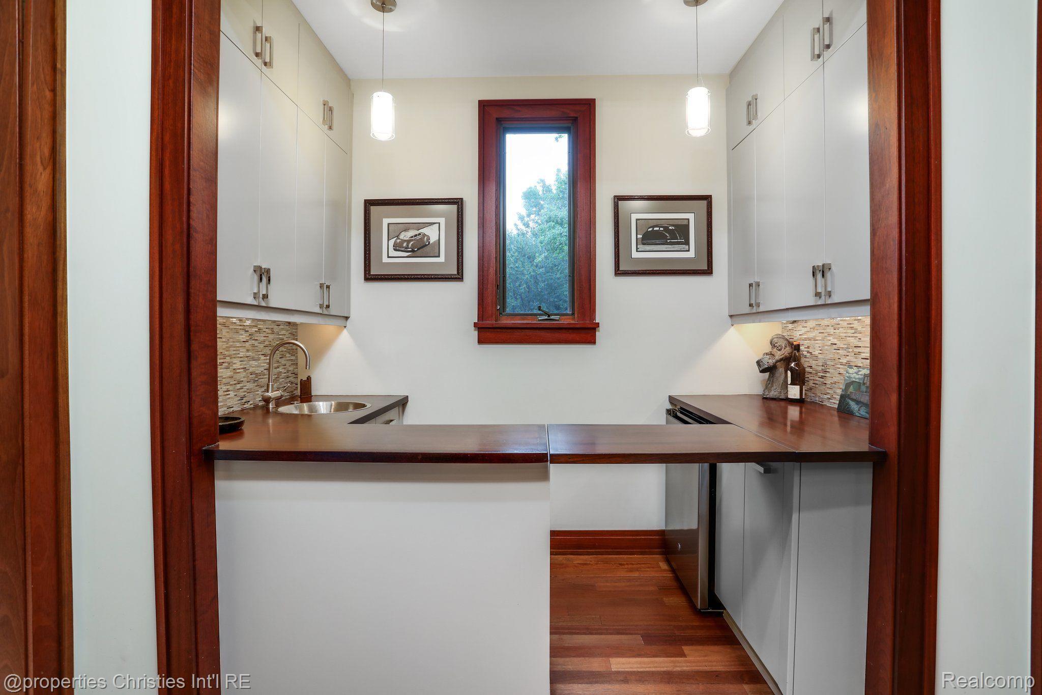 803 Canterbury Crescent