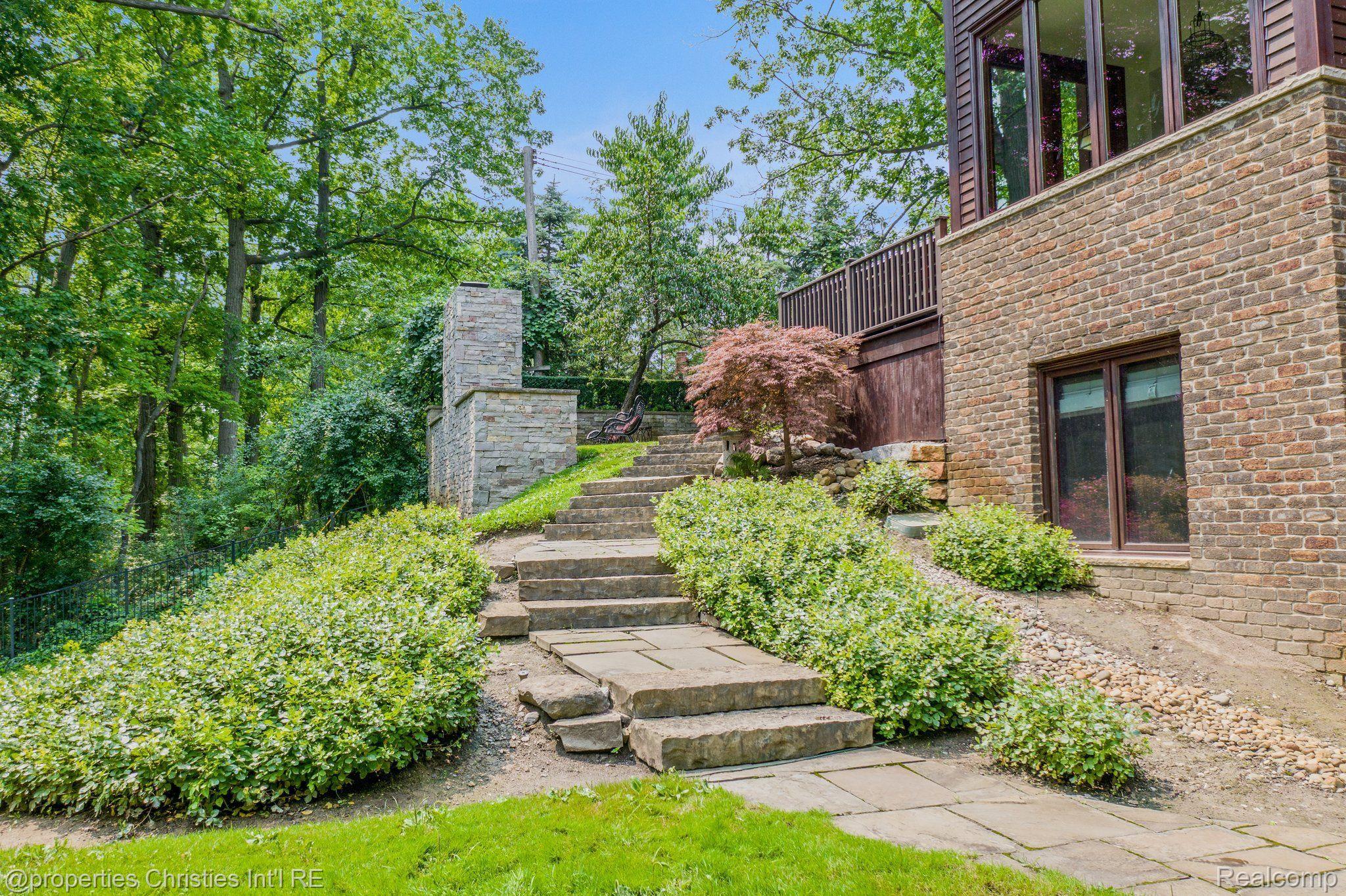 803 Canterbury Crescent