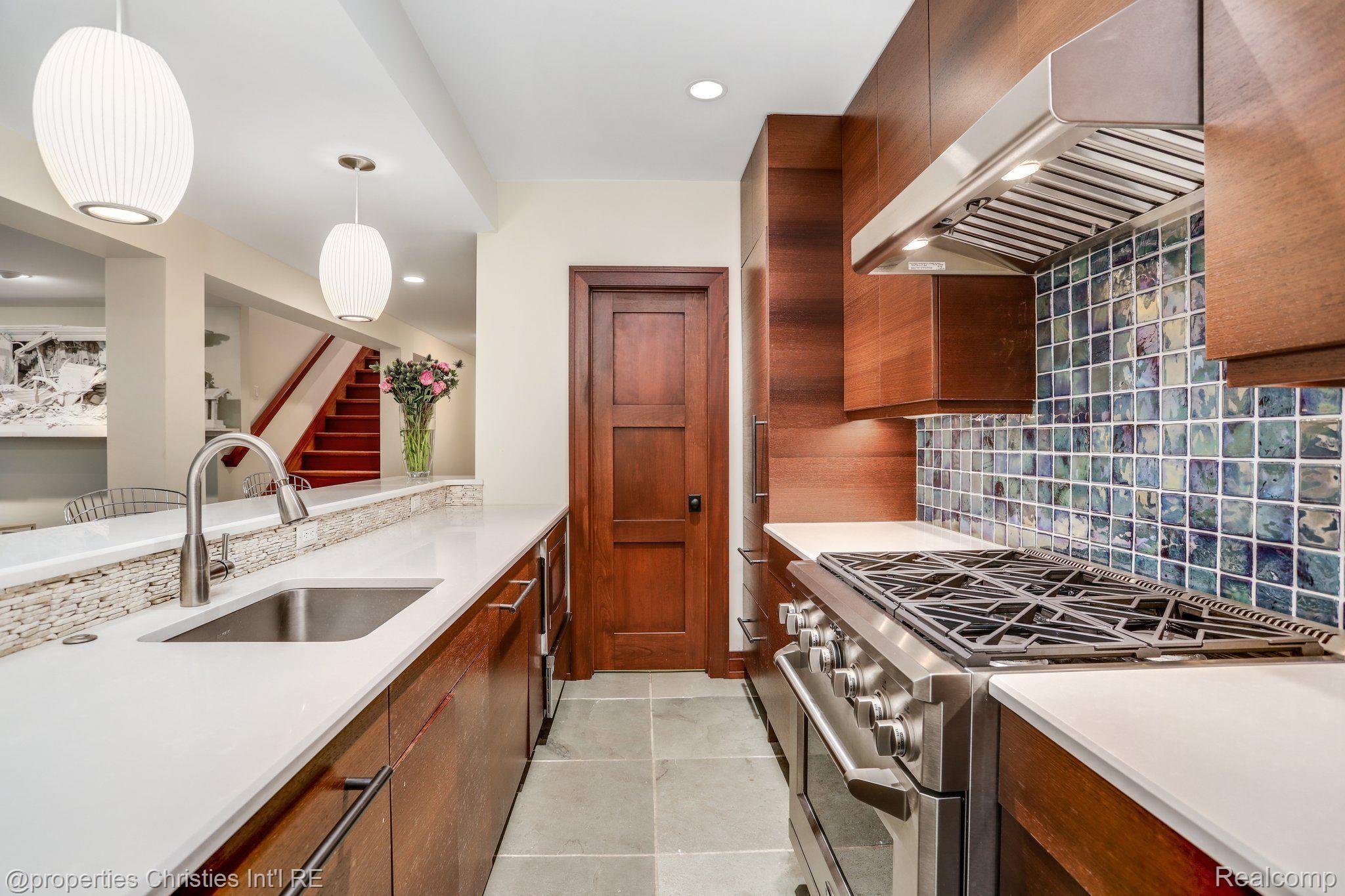 803 Canterbury Crescent