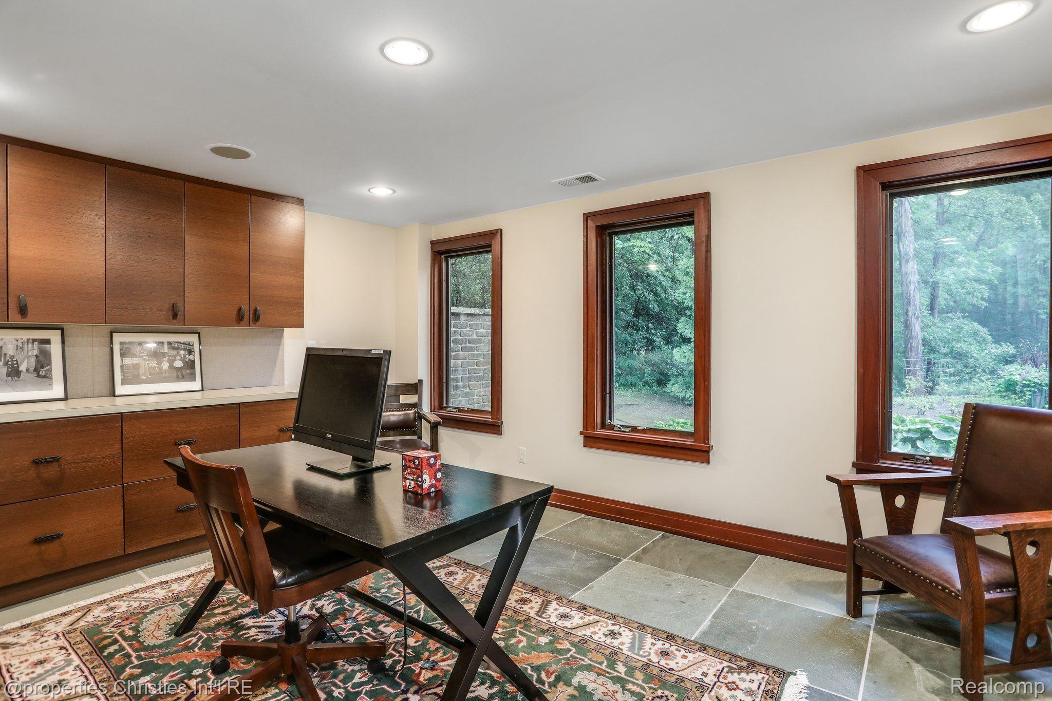 803 Canterbury Crescent