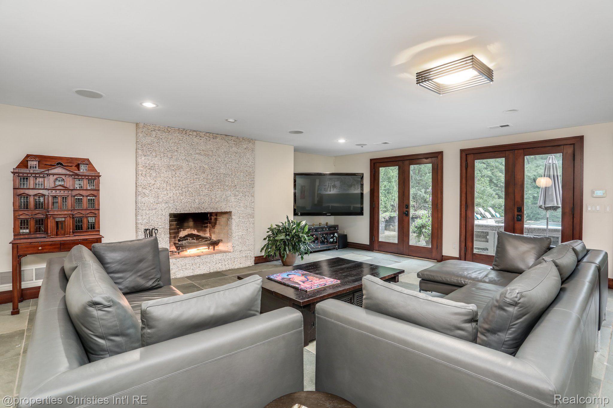 803 Canterbury Crescent