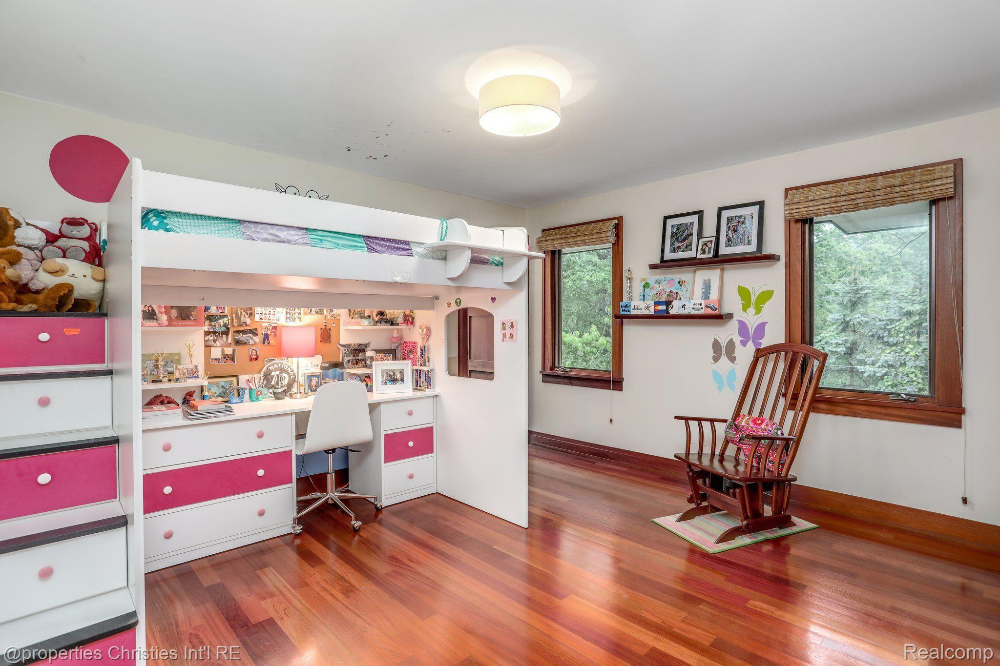 803 Canterbury Crescent