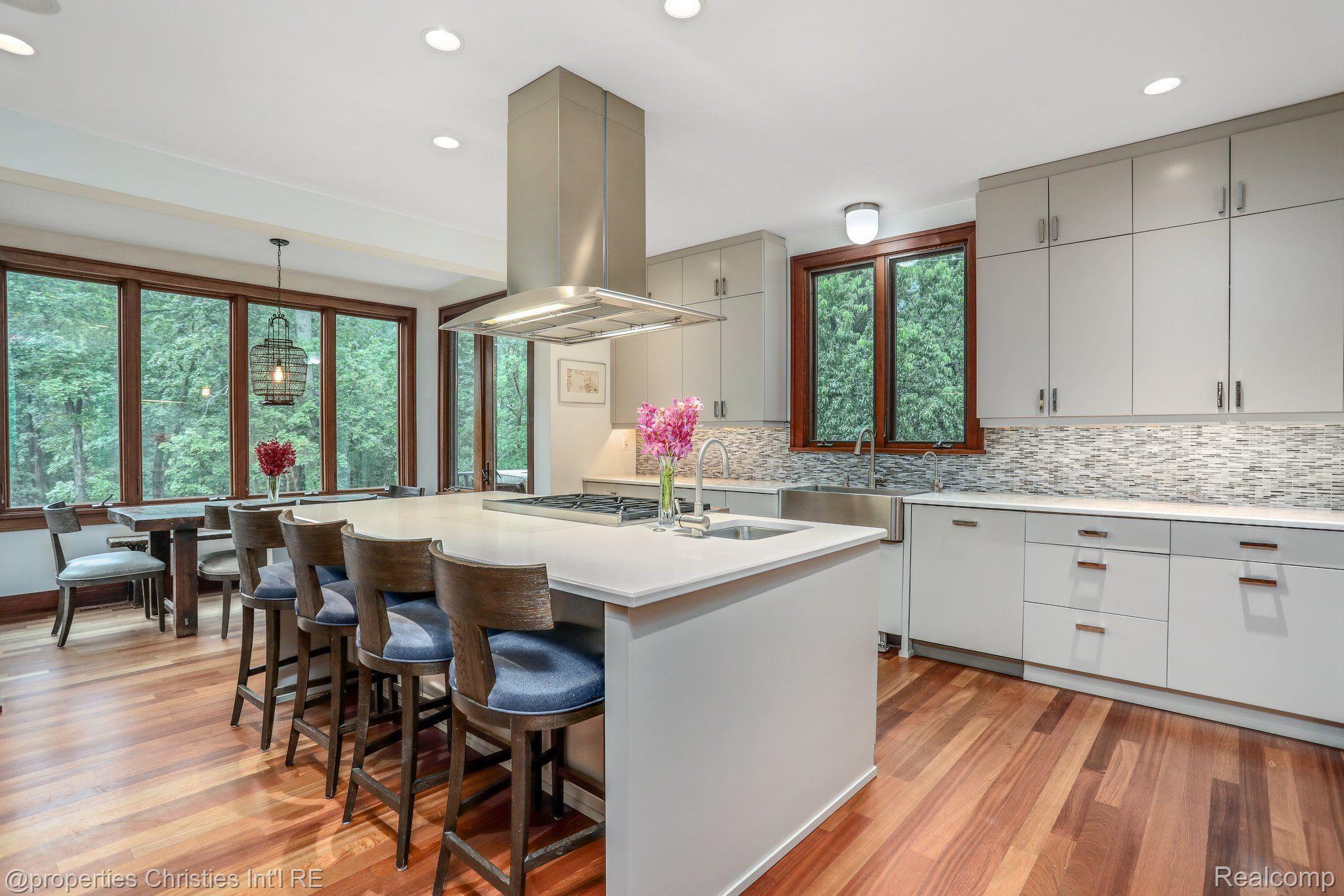 803 Canterbury Crescent