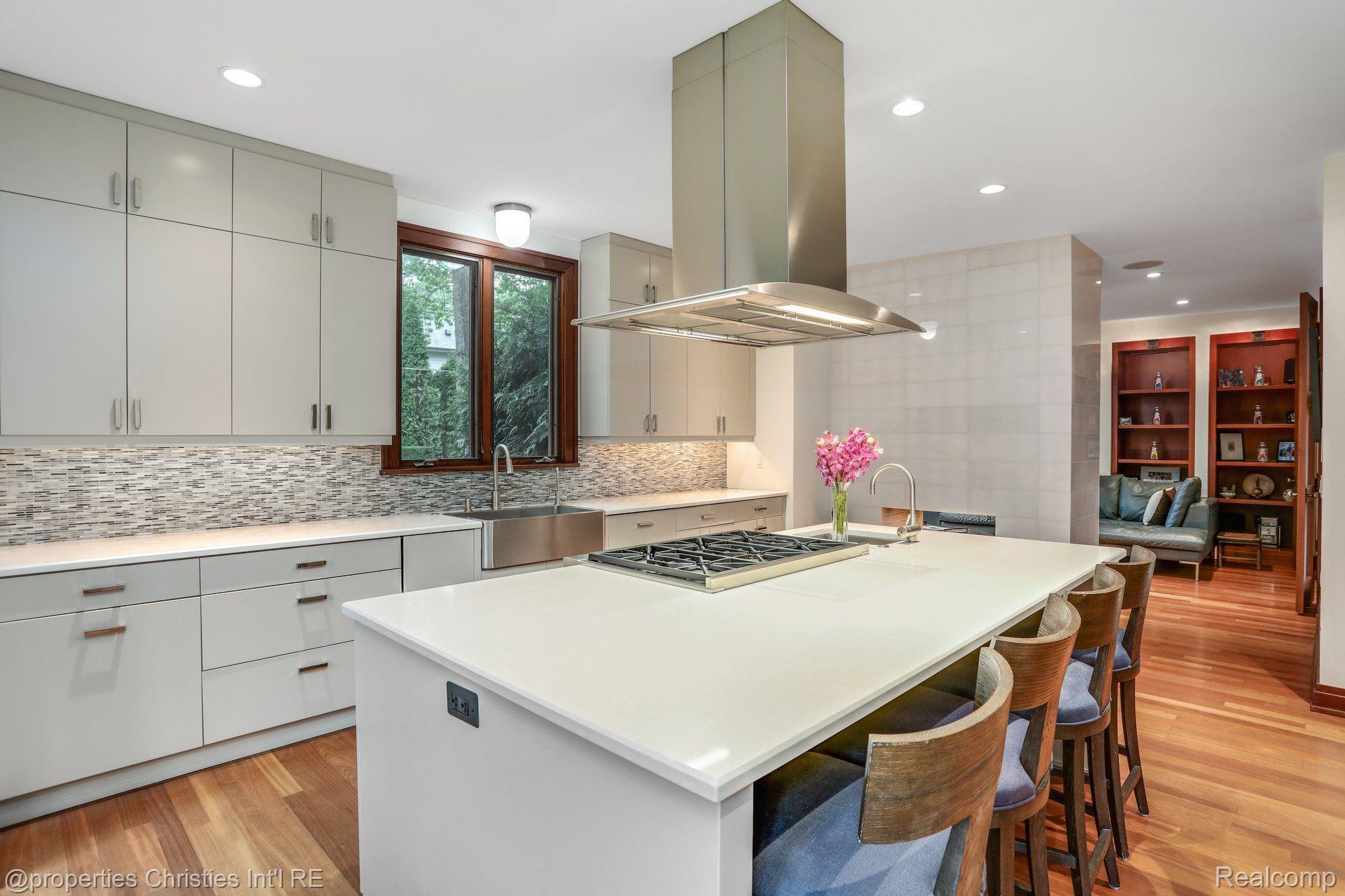 803 Canterbury Crescent