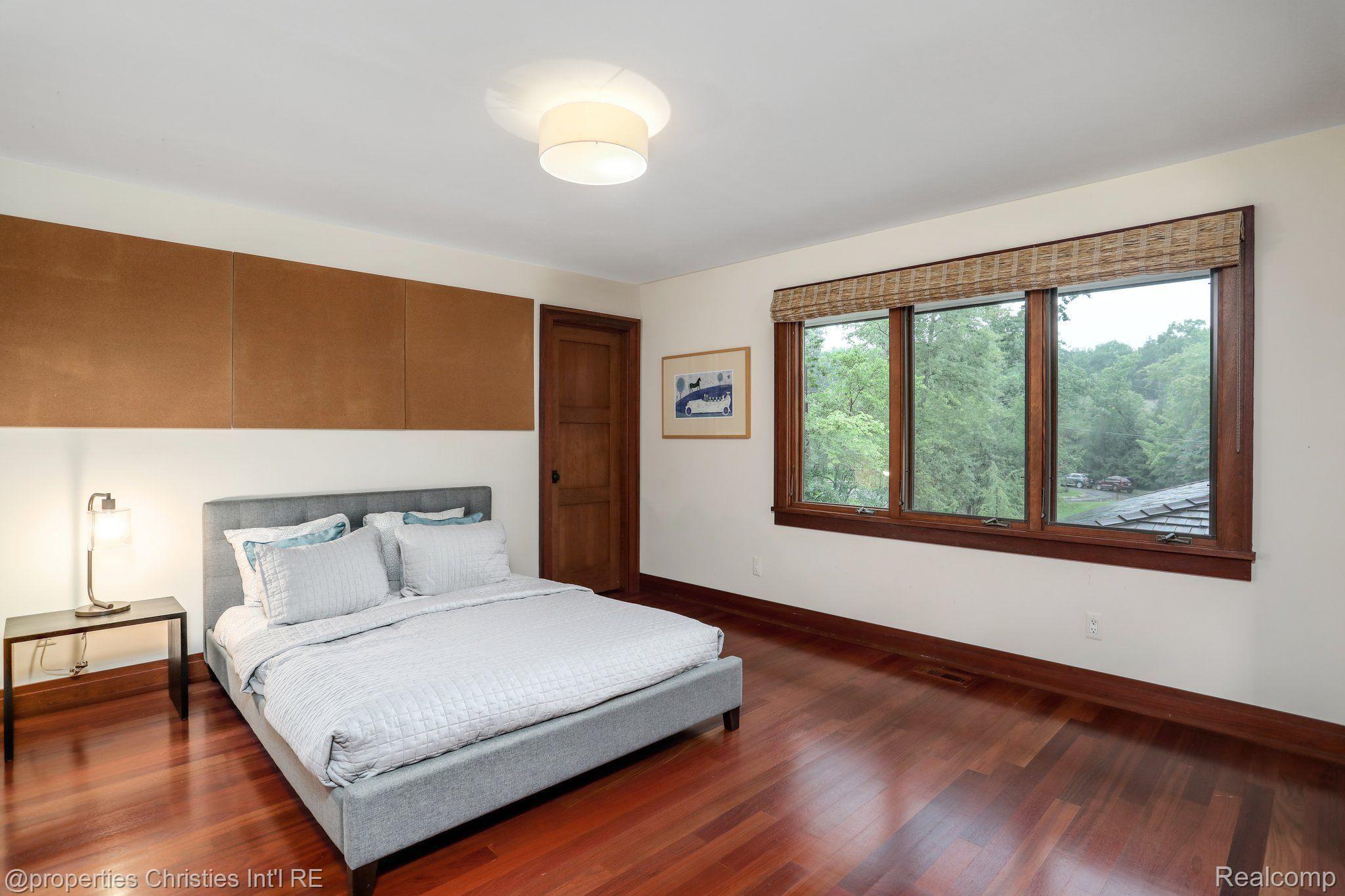 803 Canterbury Crescent