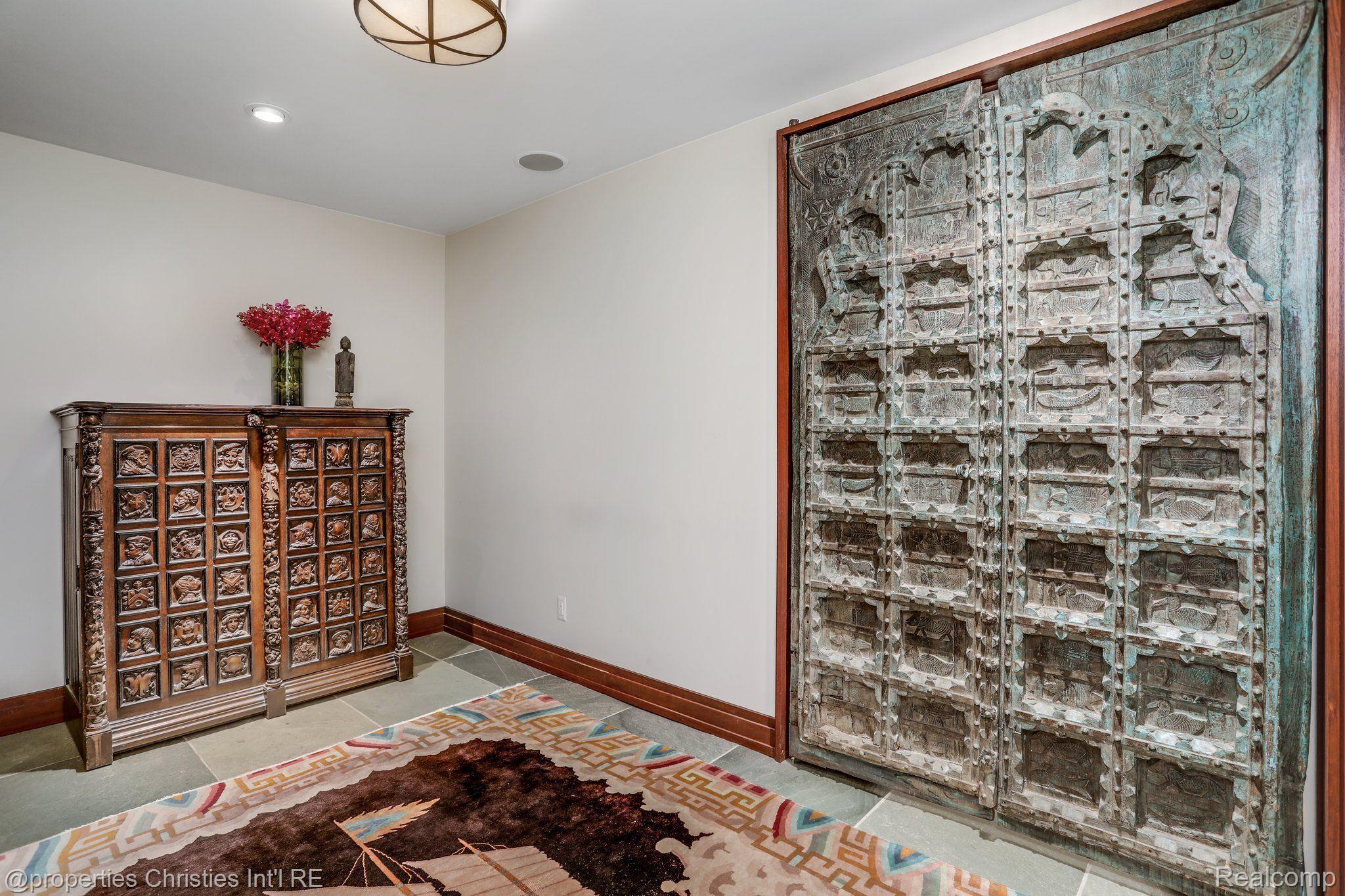803 Canterbury Crescent