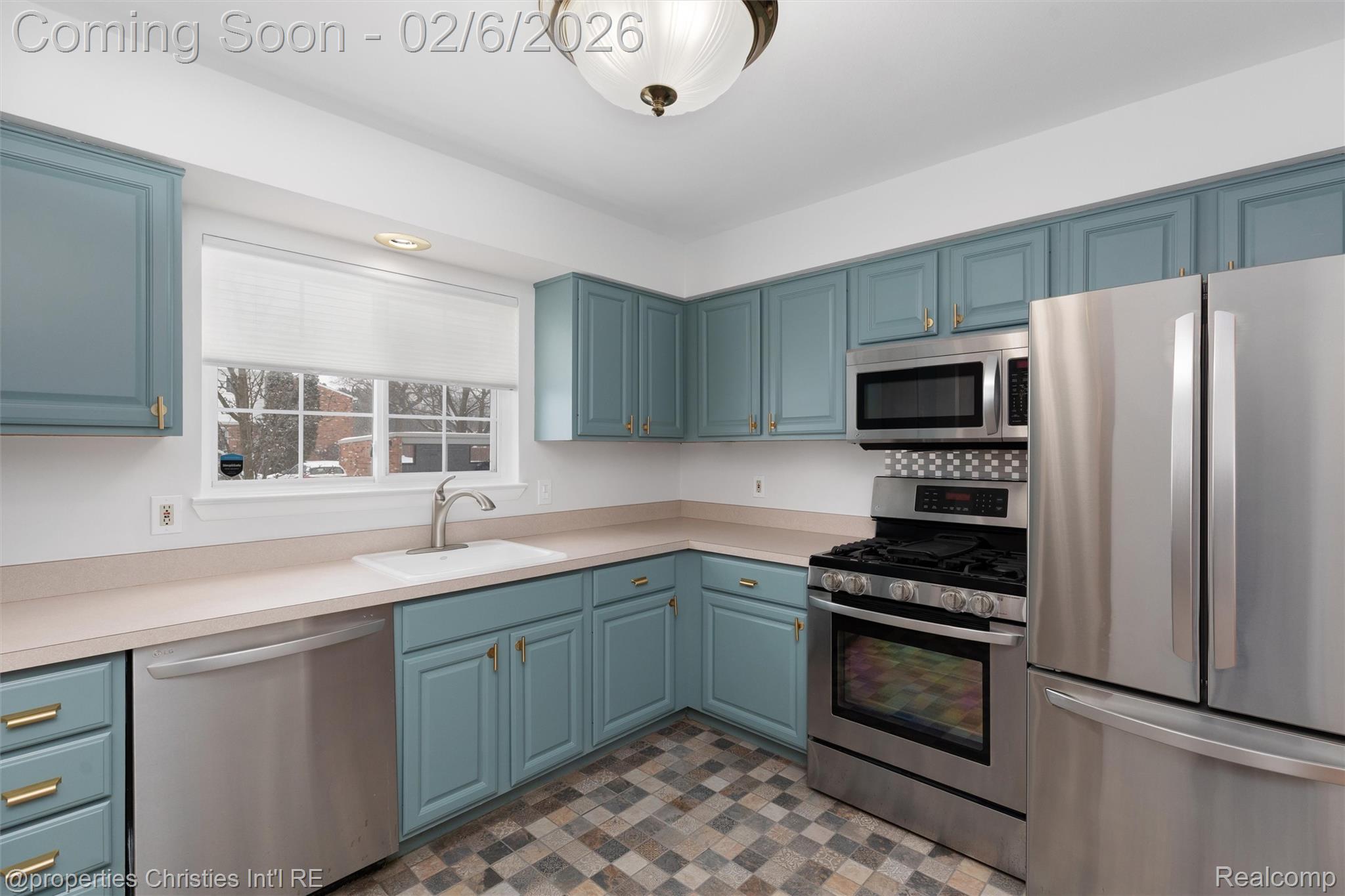 607 Fox Hills Drive N